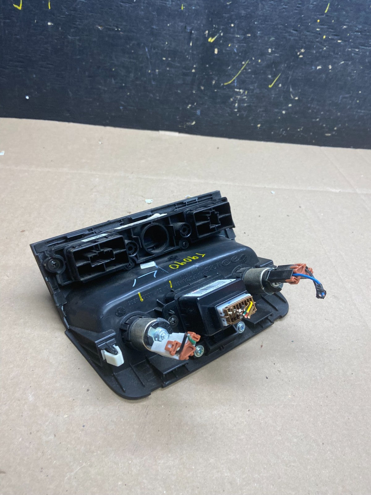 2011-2013 Kia Sorento Center Seat Heater Switches Aux USB Power Outlet T9090 DG4