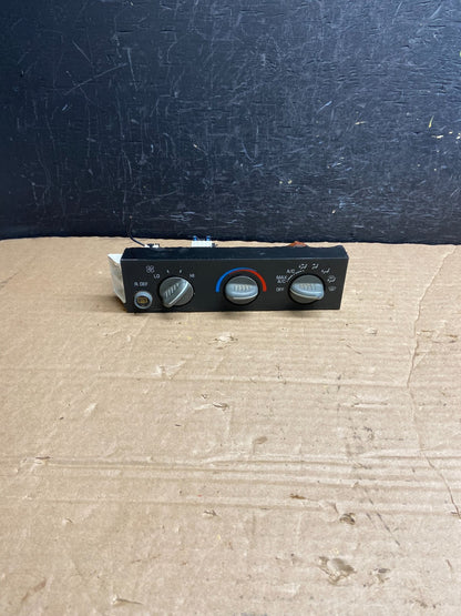2001 - 2007 GMC Chevrolet Express 1500 Climate Control A/C AF2002 DW0