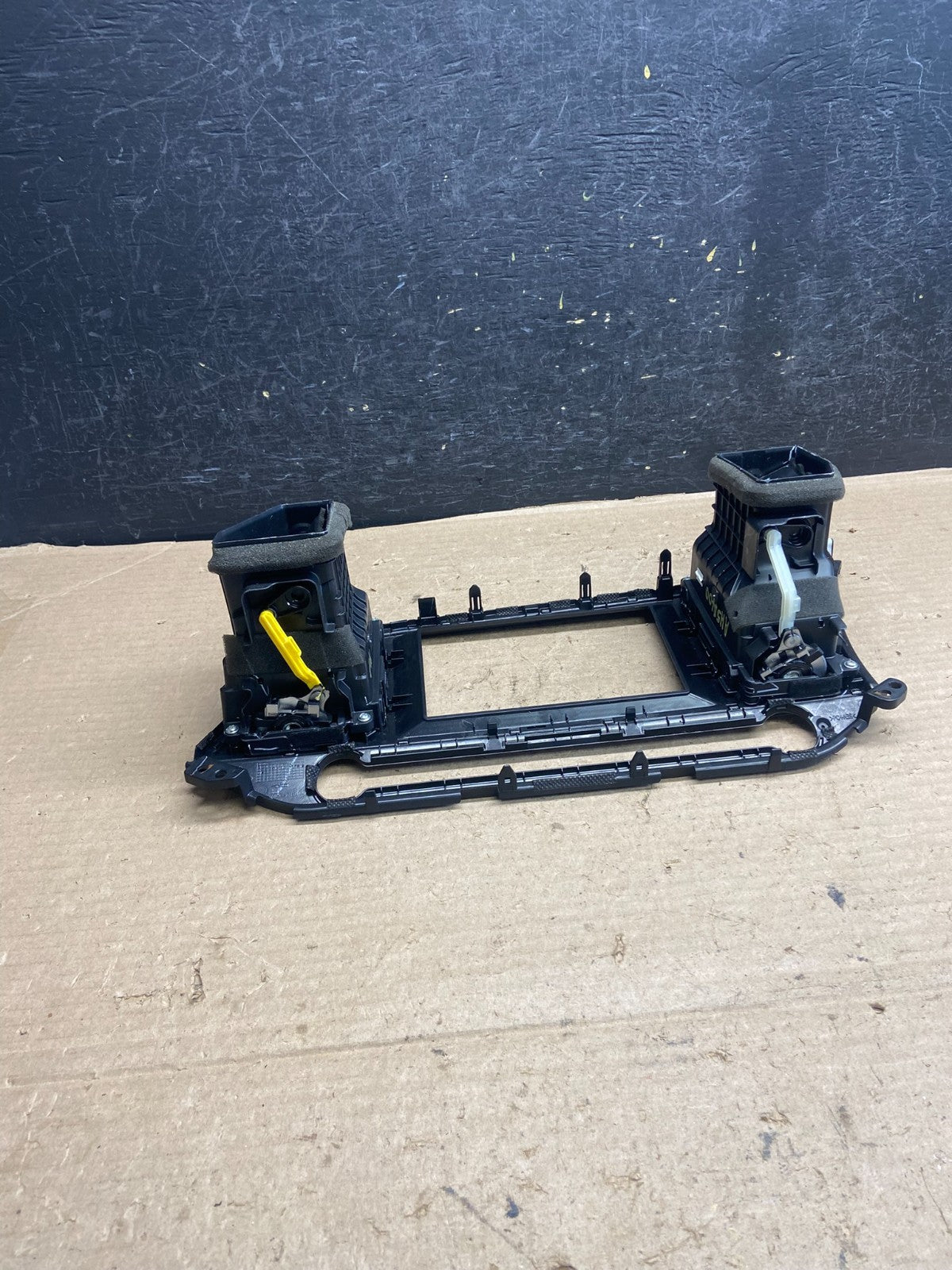 2017-2019 Hyundai Elantra Center Radio Climate Control Air Vent Bezel ah5400 DG3