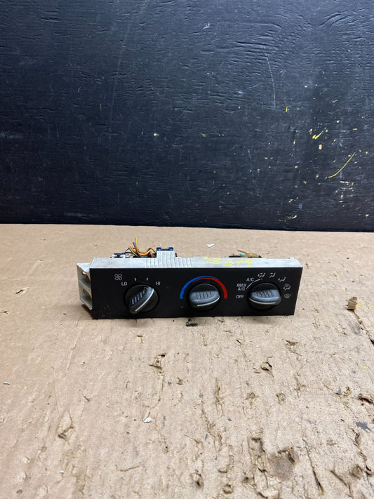 2001 - 2007 GMC Chevrolet Express 1500 Climate Control A/C T8379 DG0