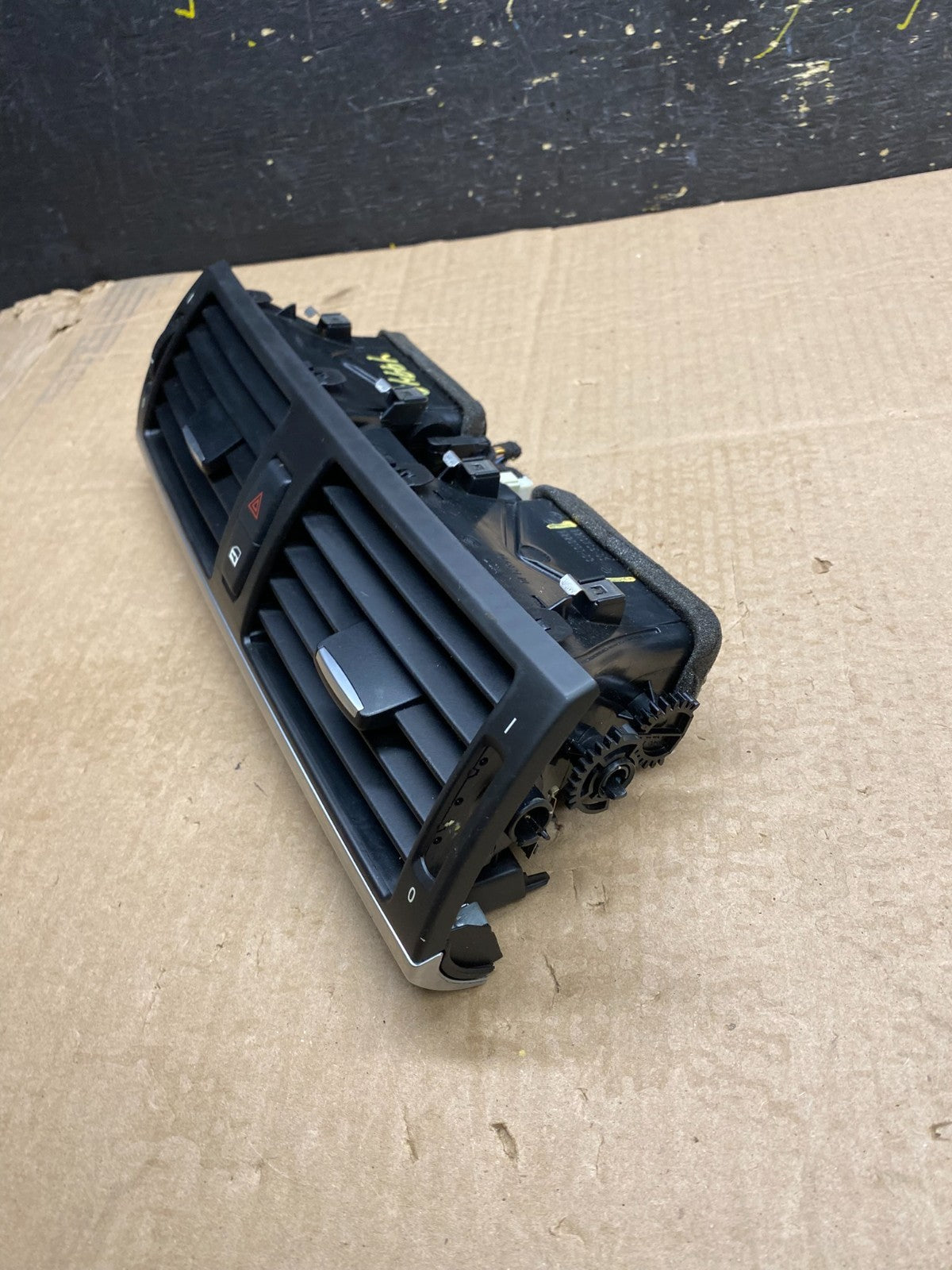2010 to 2013 BMW X5 X6 Center Console Dash Air Vent OEM Y9940 DG1