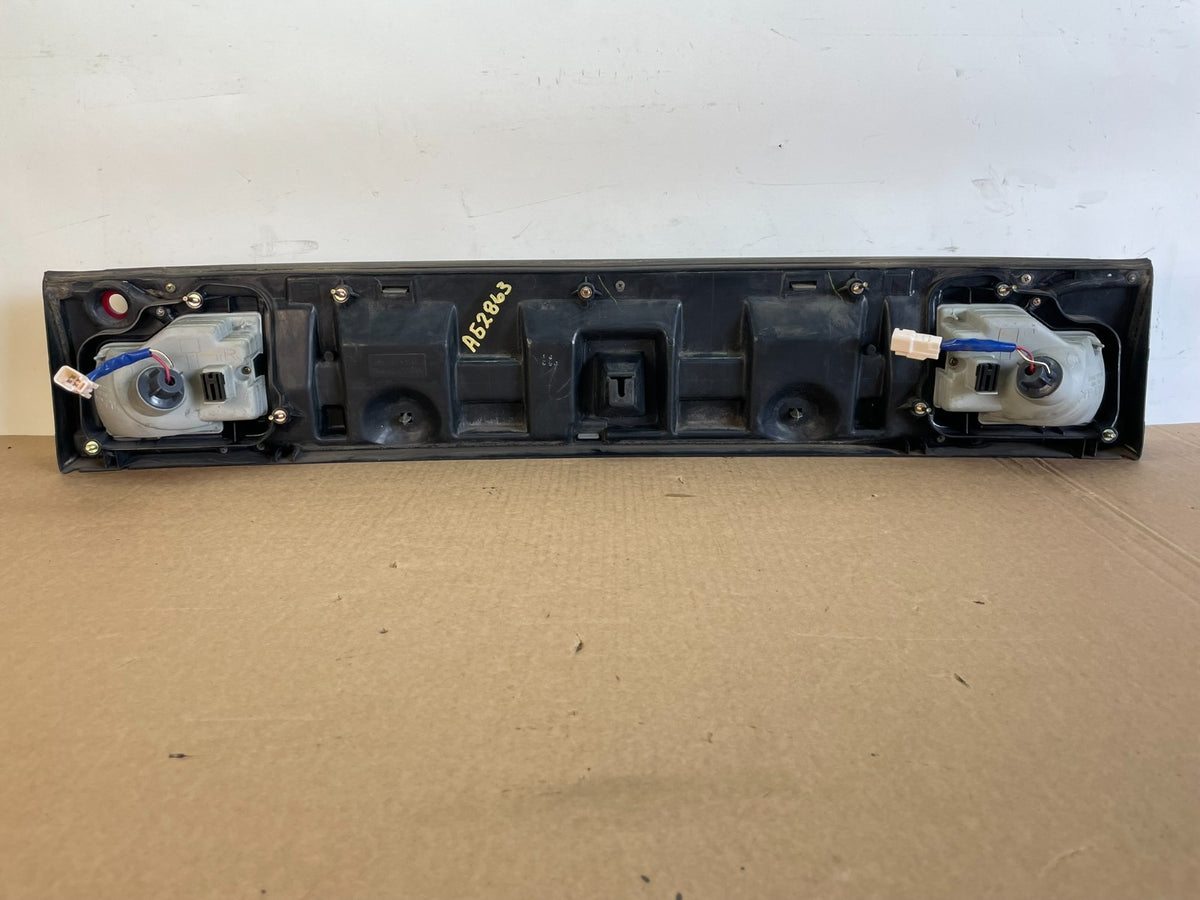1995 1996 Toyota Camry Center Trunk Rear Tail Light AG2863 DG5