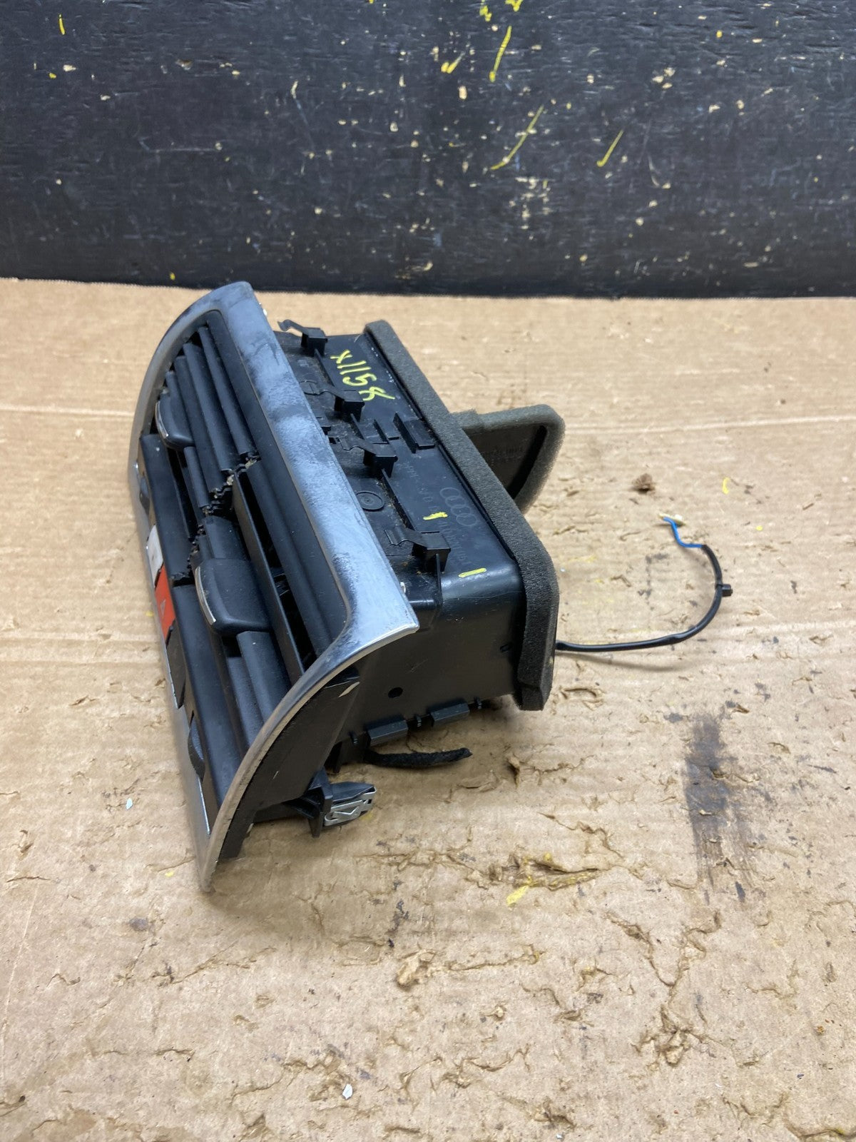 2007 to 2015 AudI Q7 Center Dashboard Air Vent OEM x1158 DG2