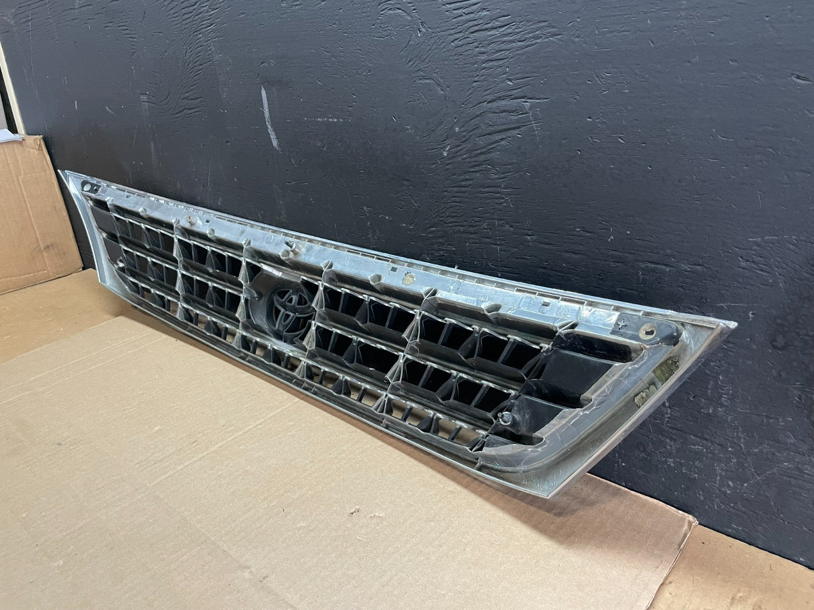 2003 2004 Toyota Avalon Front Upper Grill Grille OEM AB7595 DG9