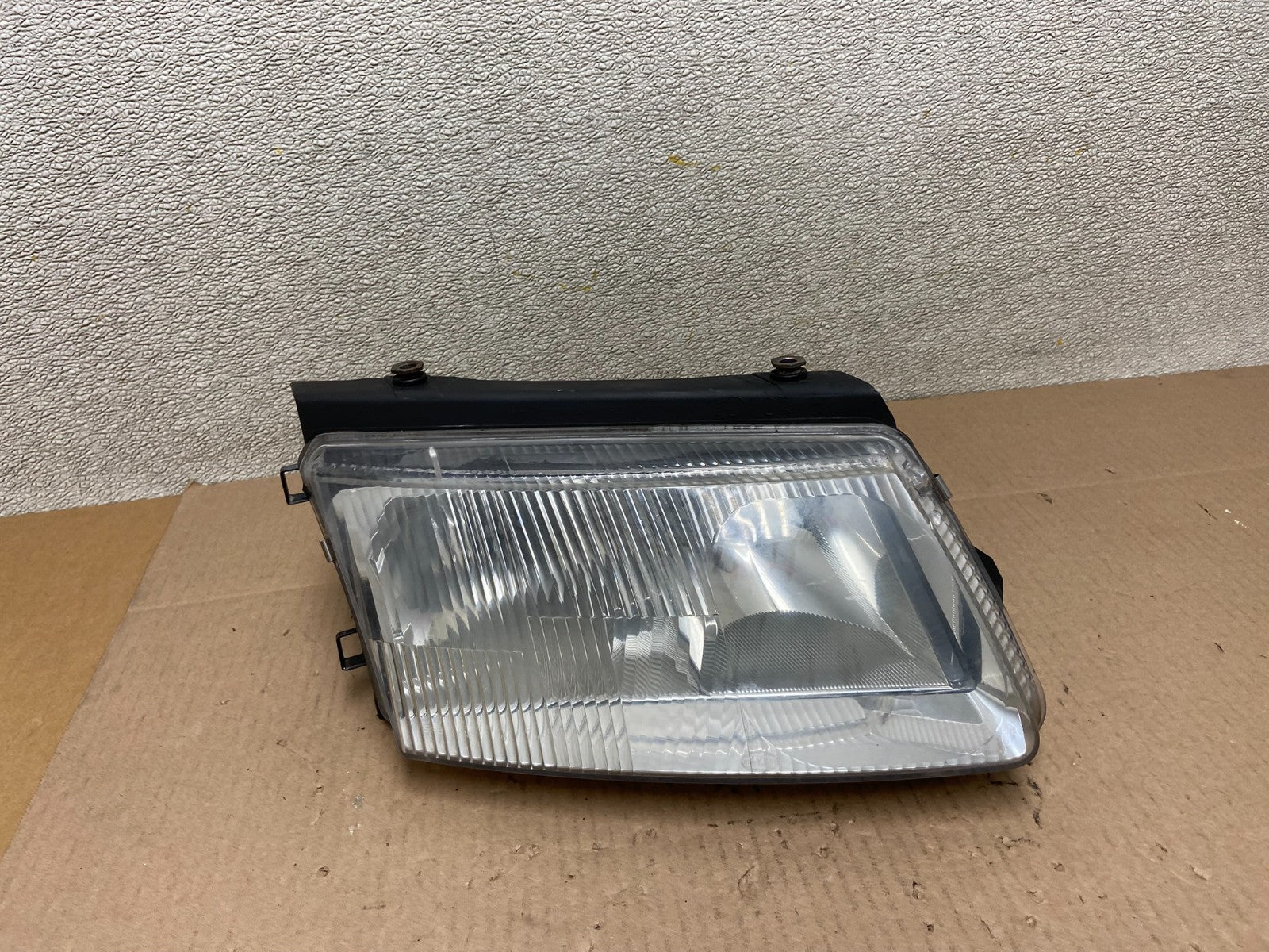 1998 to 2001 Volkswagen Passat Right Side Headlight OEM Z3992 DW0