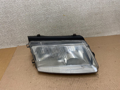 1998 to 2001 Volkswagen Passat Right Side Headlight OEM Z3992 DW0
