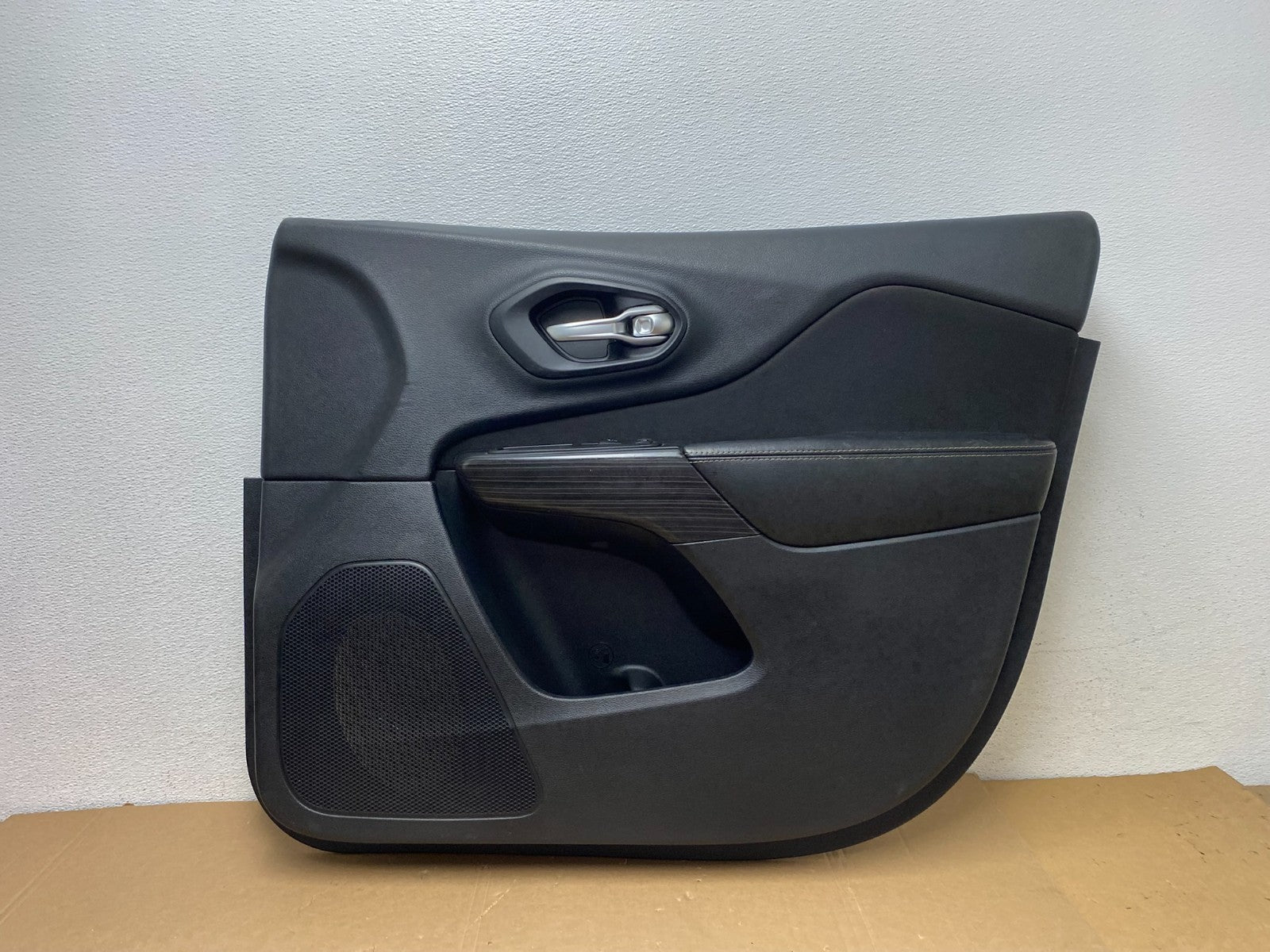 2014 to 2022 Jeep Cherokee Front Right Passenger Side Panel Door AD7864 DG0