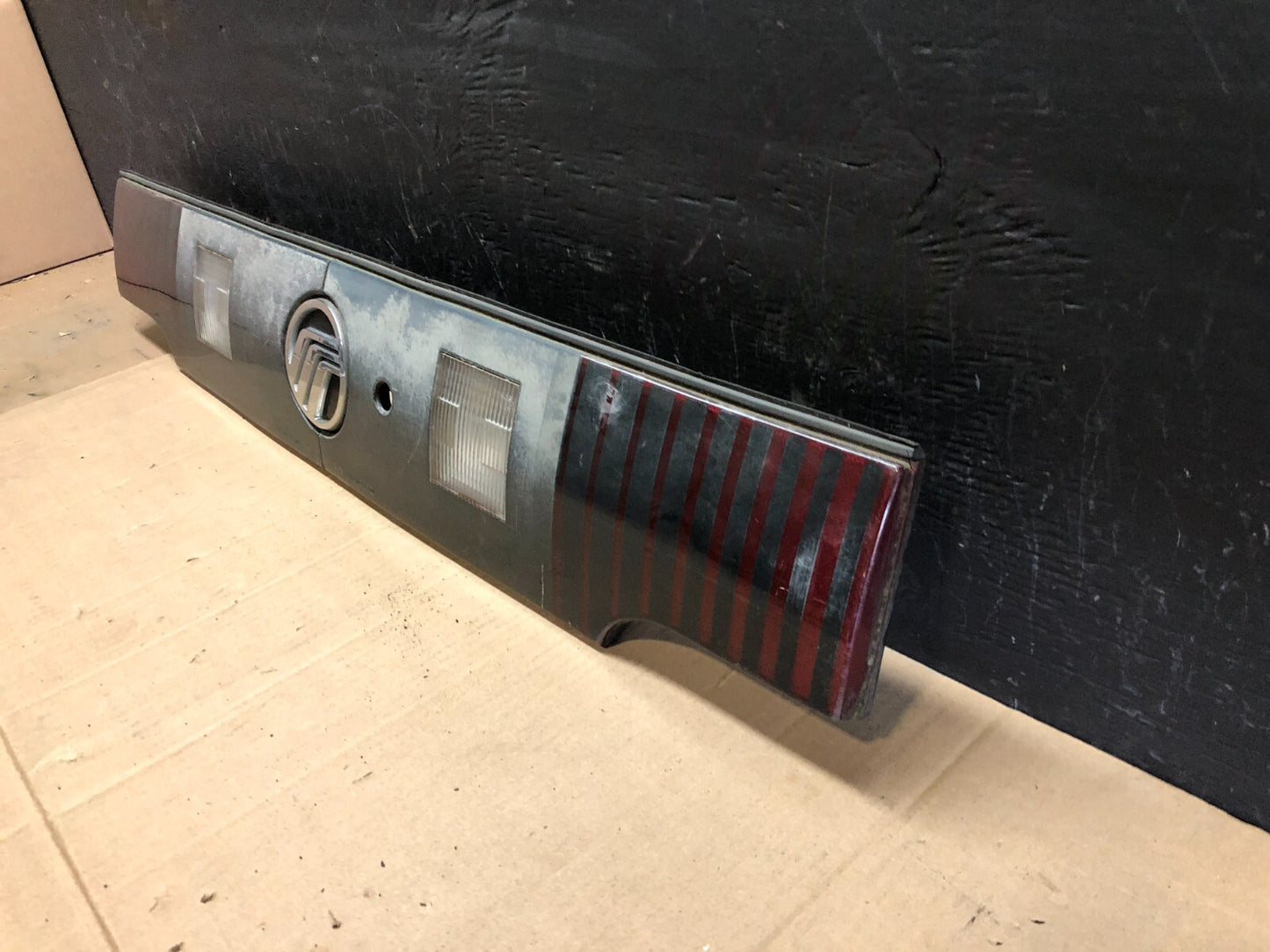 1992 1993 1994 Mercury Grand Marquis Trunk Lid Center Tail Light D9207 OEM DG11