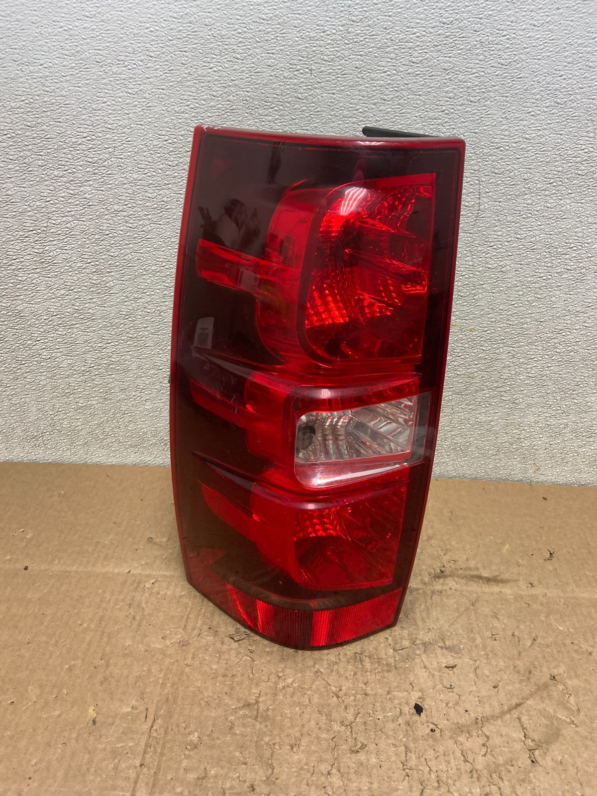 2008-2014 Chevrolet Tahoe Suburban Driver Lh Left Side Tail Light Y9214 DW0