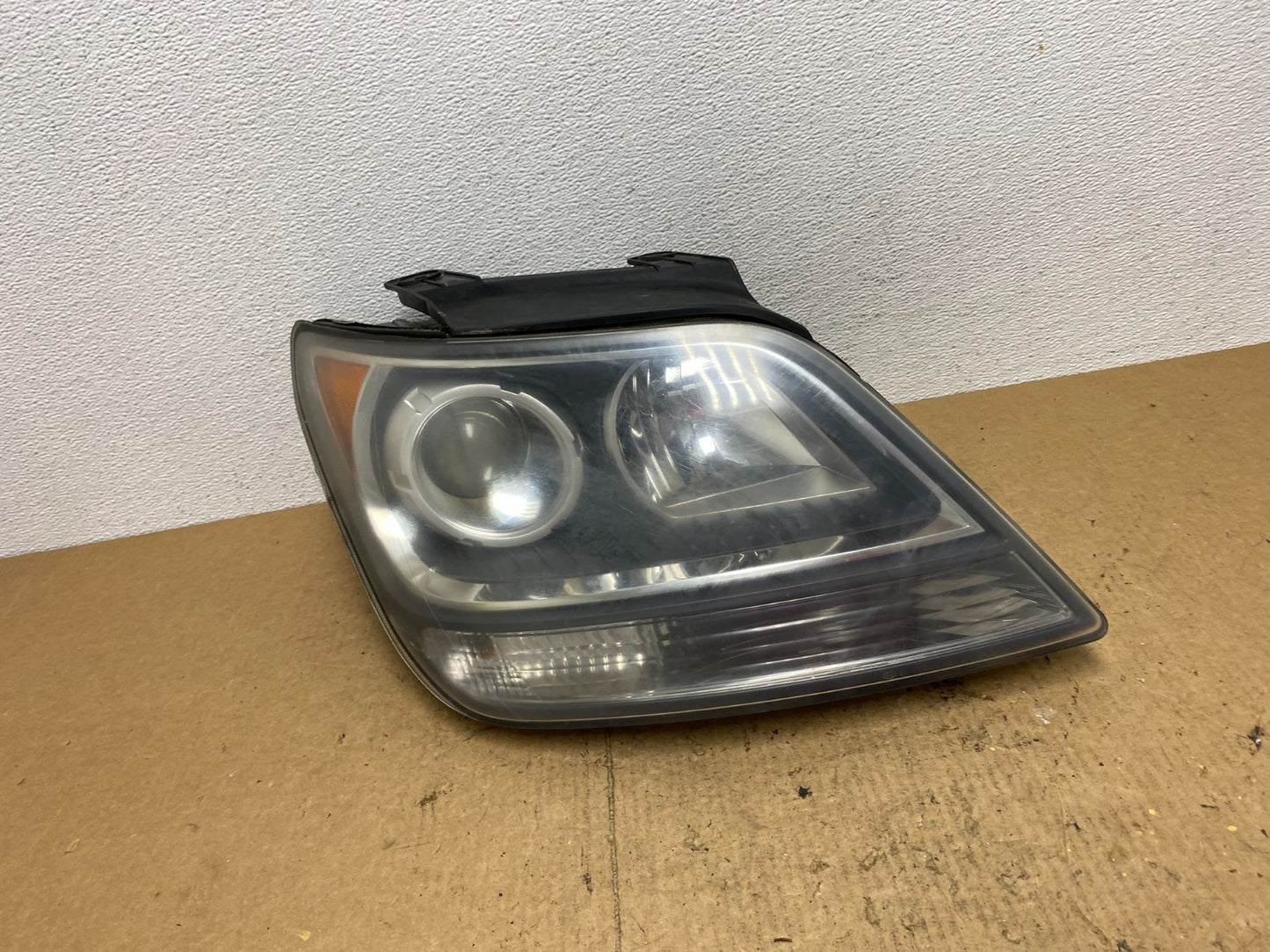 2009 2010 2011 Kia Borrego Right Passenger Side Halogen Headlight OEM AC3642 DW0