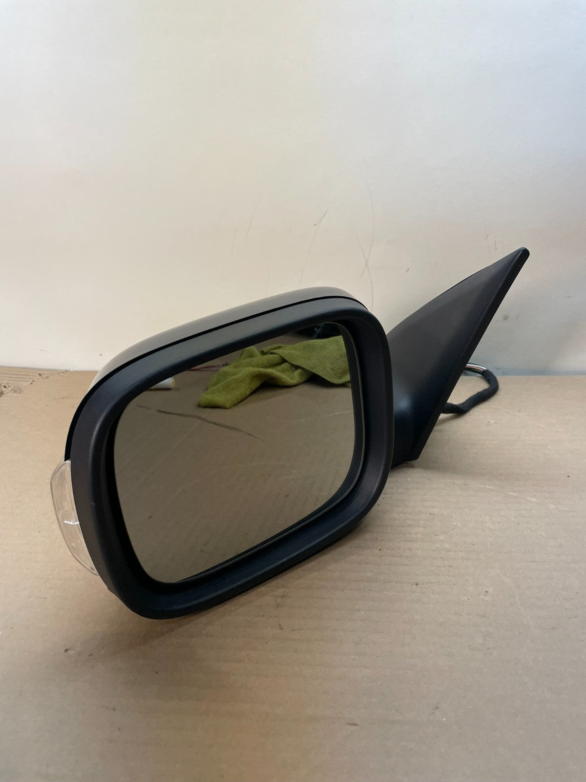 2007 to 2014 Volvo XC90 Left Driver View Door Turn Signal Mirror AH8791 DW2