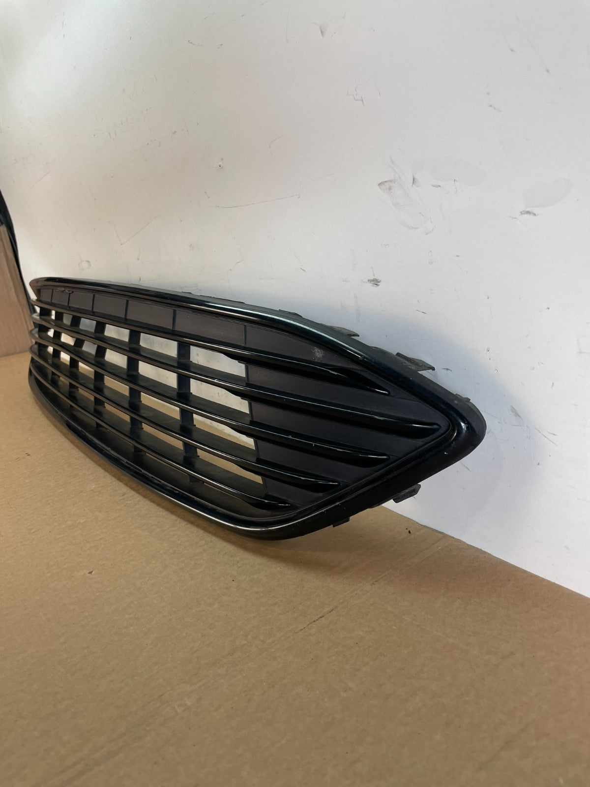 2015 to 2018 Ford Focus Front Bumper Center Grille Grill AG28561