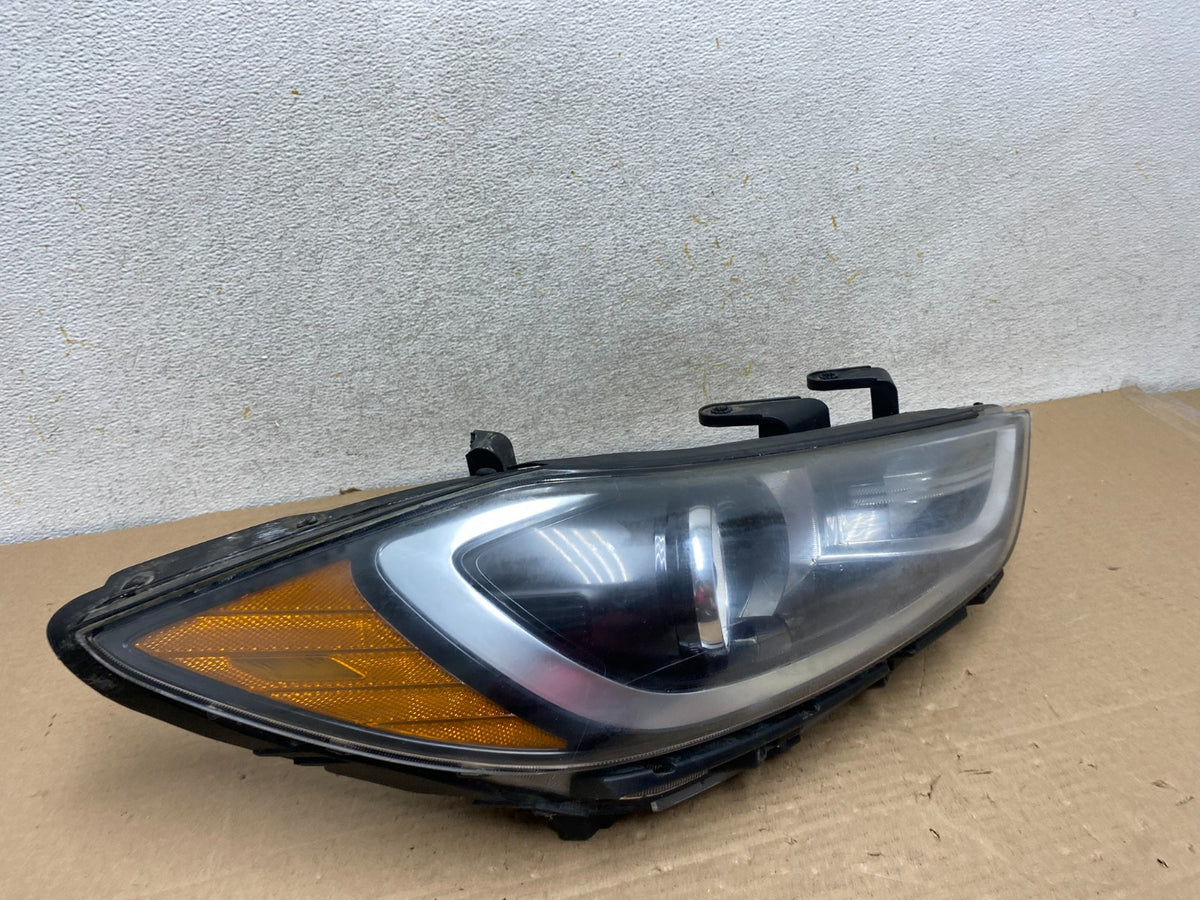 2017 to 2020 Hyundai Elantra Right Passenger Headlight AH9522 DG2