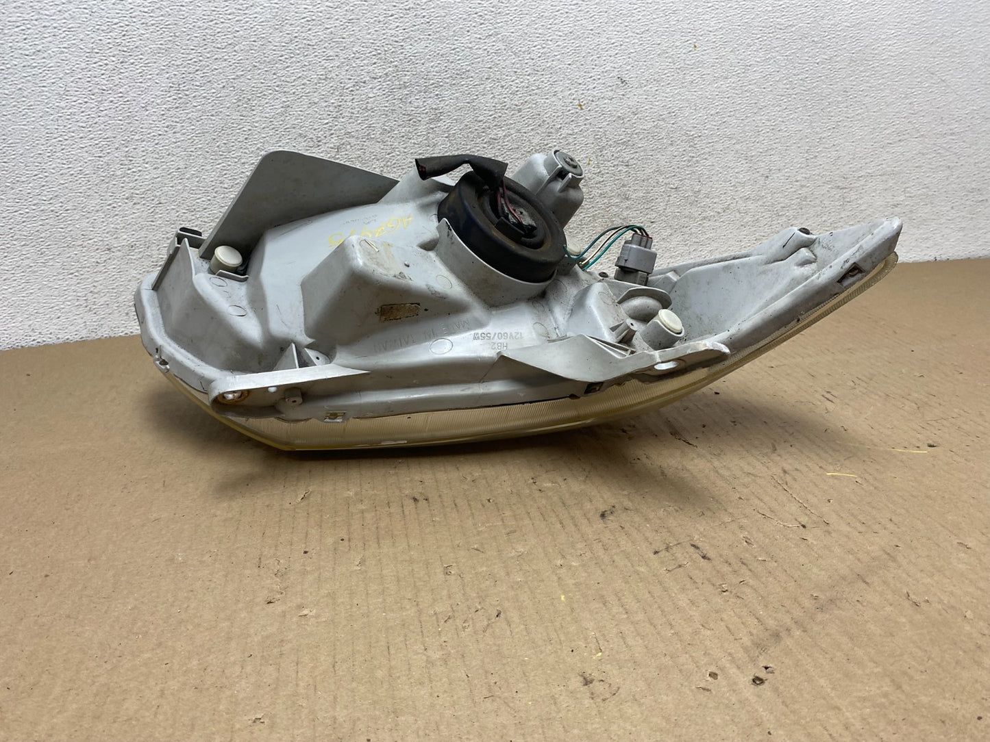2005 to 2008 Pontiac Vibe Left Driver LH Side Headlight Halogen AG7975 DW7