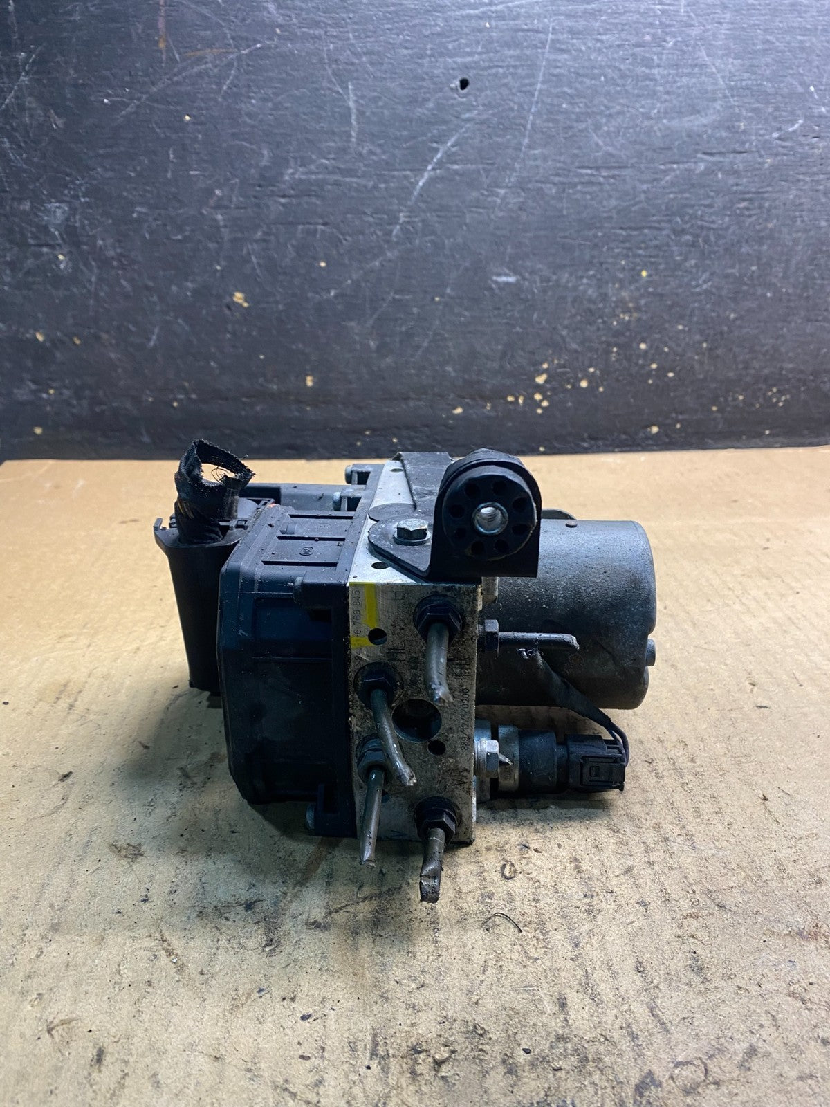 2004 BMW E65 745LI ABS Anti Lock Brake Pump Module 6766847 6766845 Z2404 PS4