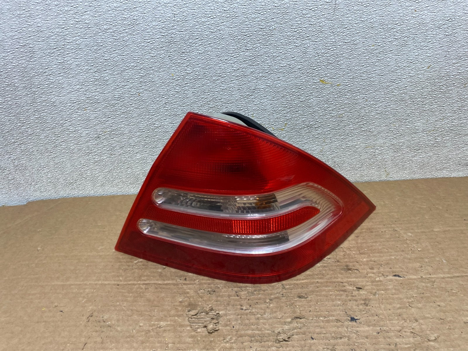 2001-2004 Mercedes-Benz C230 C240 W203 C-Class Right Passenger Tail Light Z31060