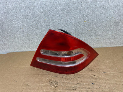 2001-2004 Mercedes-Benz C230 C240 W203 C-Class Right Passenger Tail Light Z31060