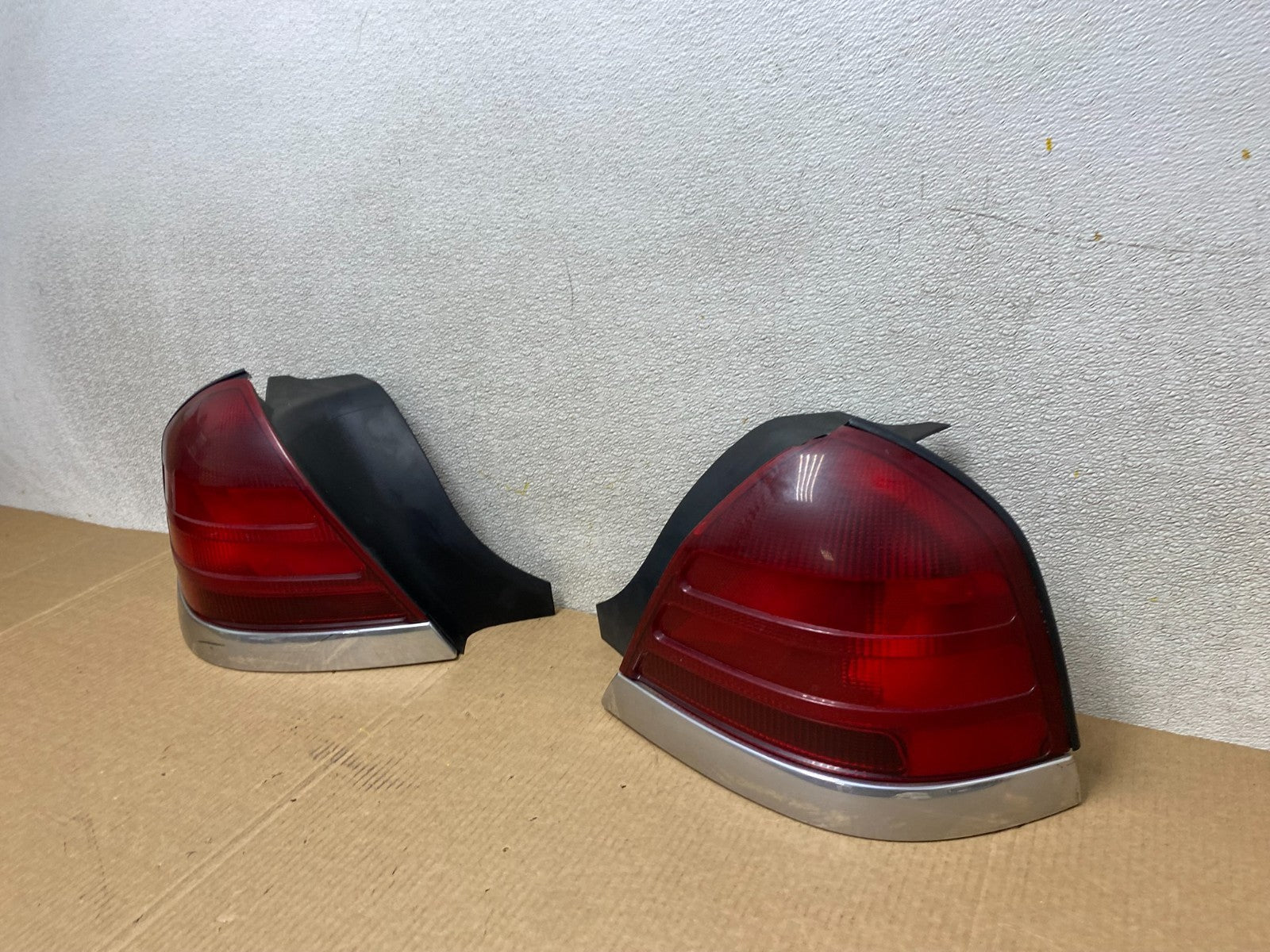 1998-2003 Ford Crown Victoria Left+Right Side Tail Lights Oem W3792 DW1