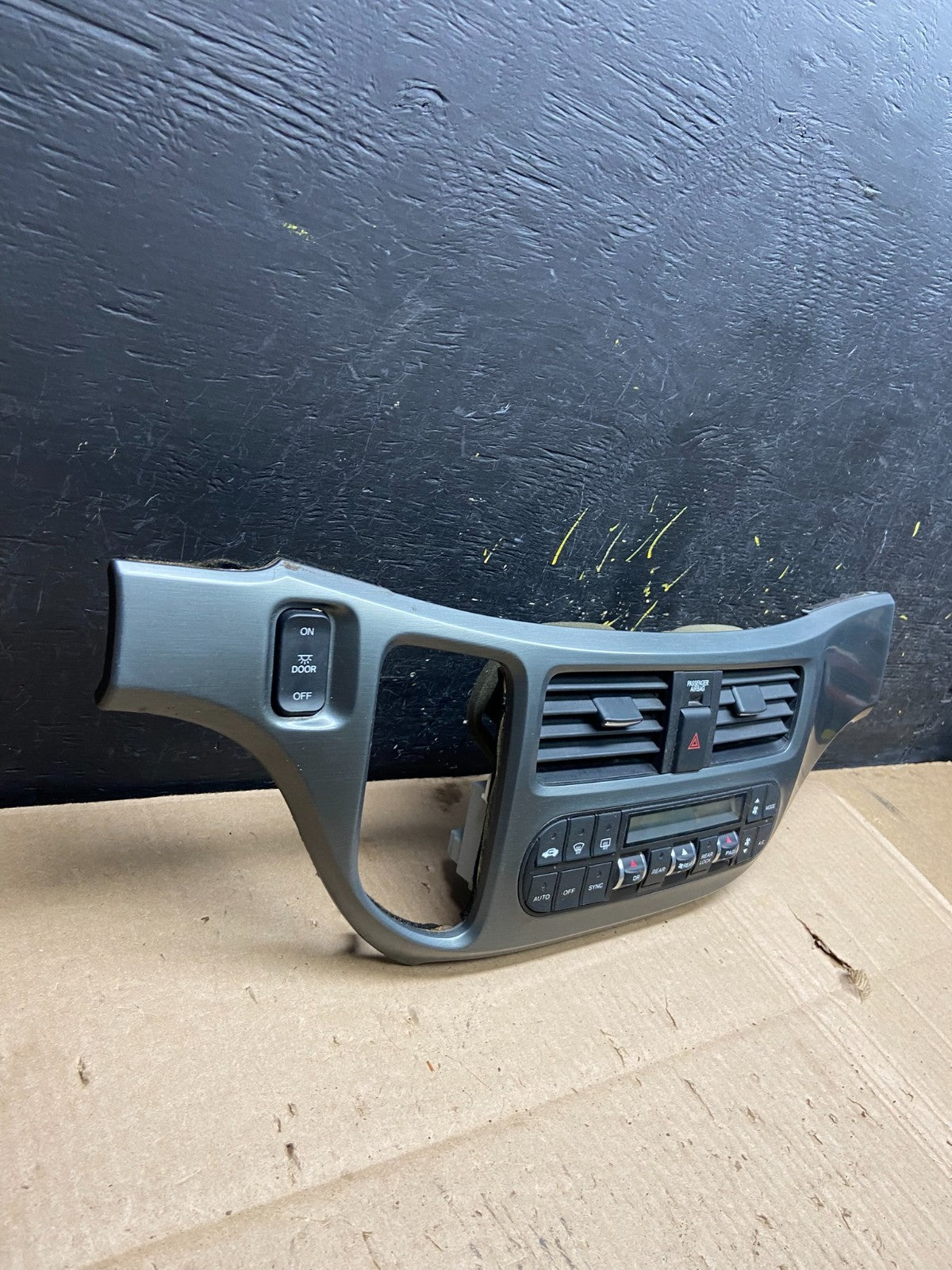2005 to 2010 Honda Odyssey  Radio Climate Control Dash Trim Bezel Oem Y5302 DG1