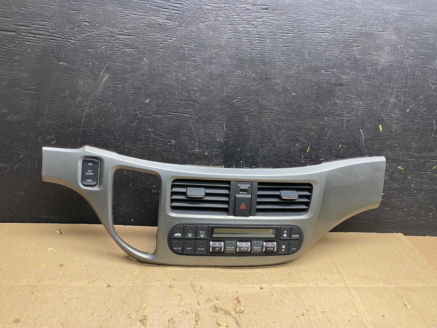 2005 to 2010 Honda Odyssey  Radio Climate Control Dash Trim Bezel Oem U5357 DG0