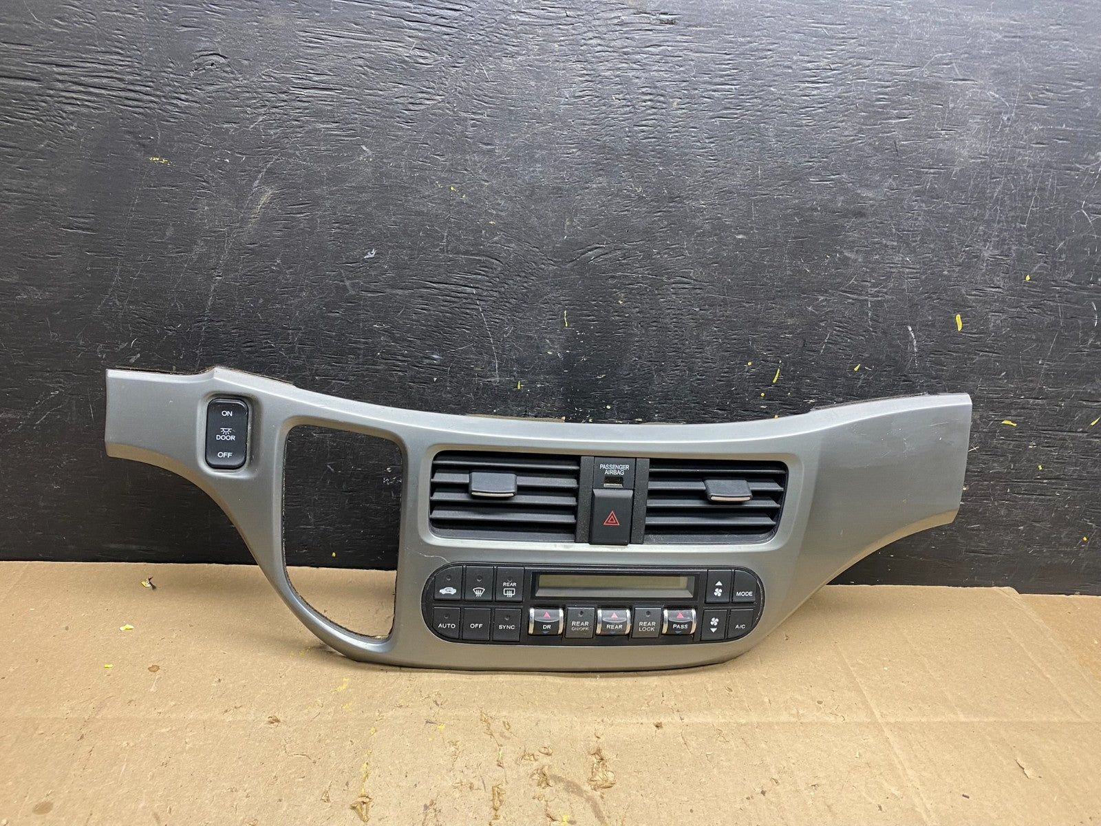2005 to 2010 Honda Odyssey  Radio Climate Control Dash Trim Bezel Oem U5357 DG0