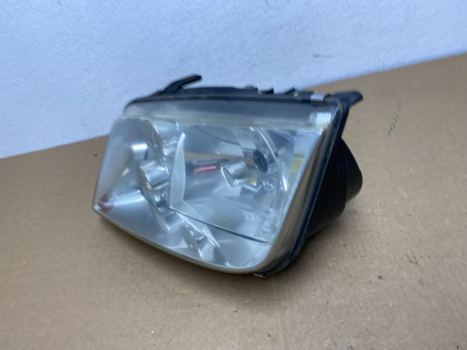 2002-2006 Volkswagen Jetta Left Driver LH Side Headlight AB9986 DW1