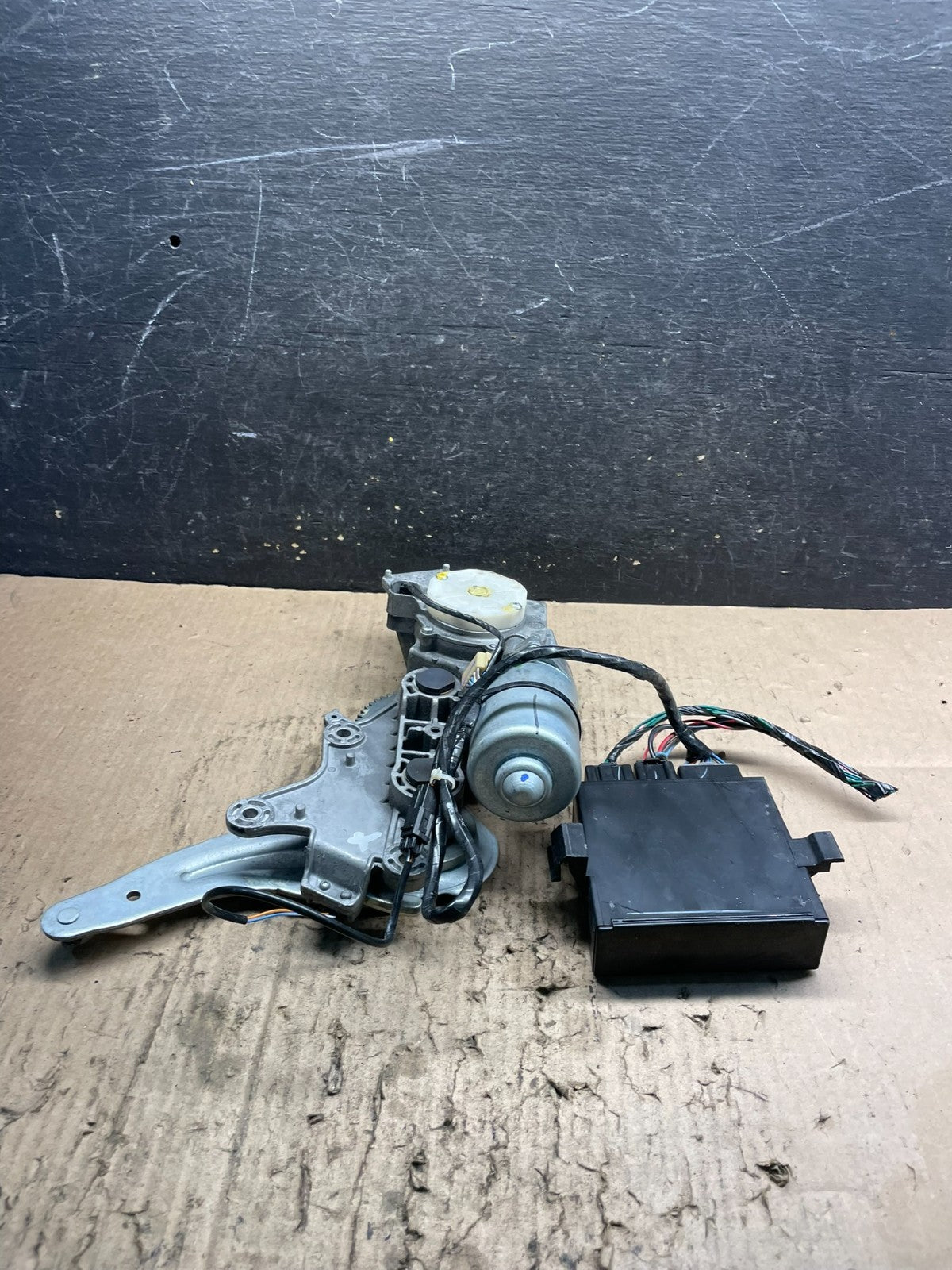 2009 to 2016 GMC Acadia Rear Trunk Liftgate Power Motor Actuator OEM U1331 DG1
