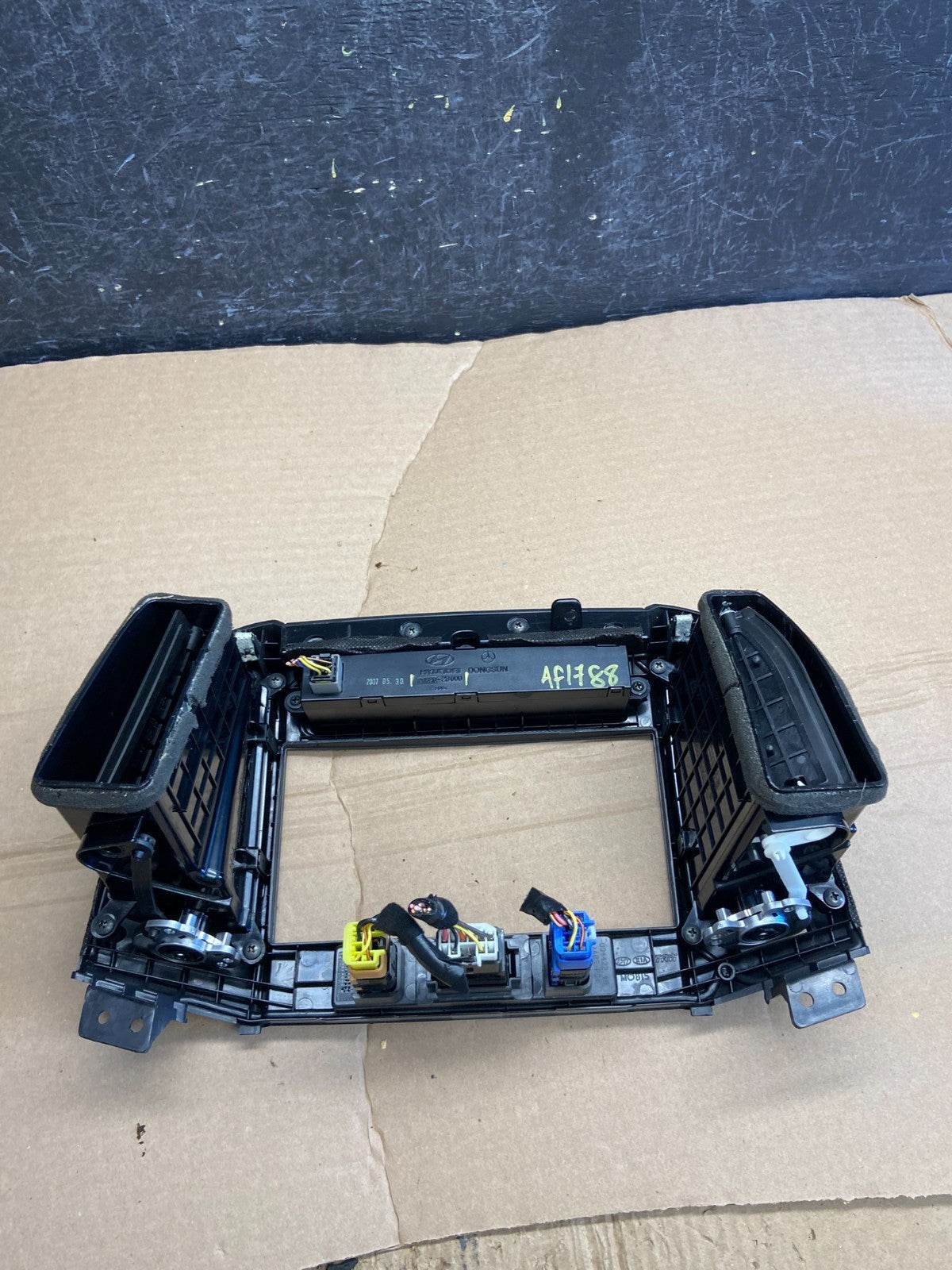 2007 to 2009 Hyundai Santa Fe Center Dashboard Radio Bezel Trim AF6124 DG3