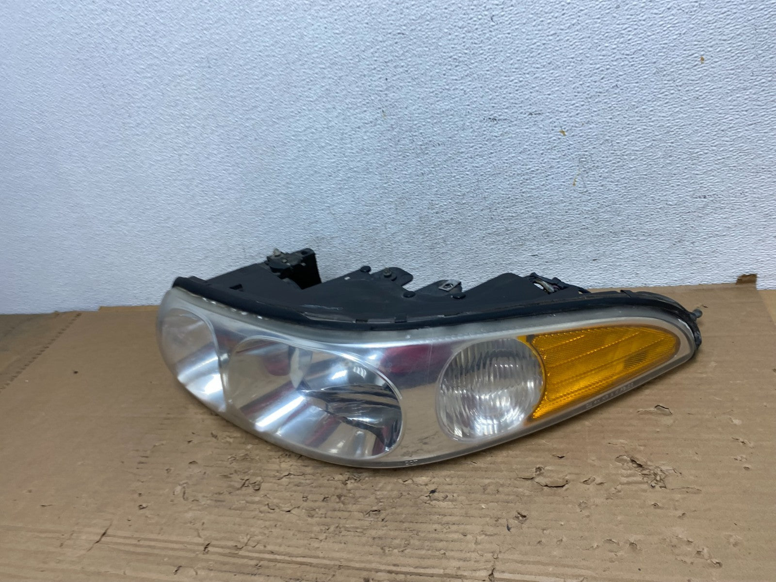 2000 to 2005 Buick Lesabre Headlight Left Driver Lh Side Halogen AD4354 DW1