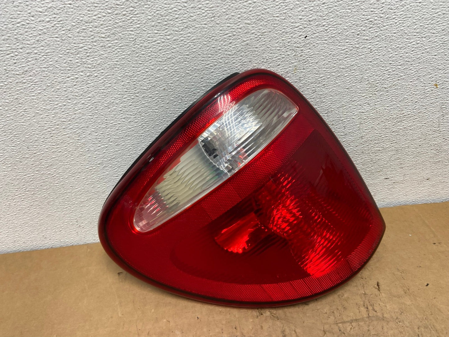 2001 2003 Dodge Grand Caravan Left Driver Lh Tail Light AD0669 LK0
