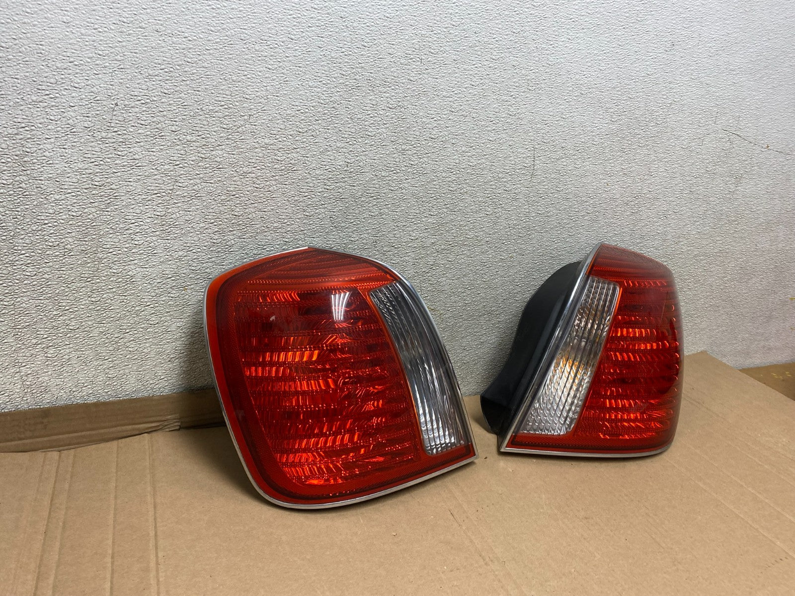 2004 2005 Hyundai XG350 XG Left+Right Tail Lights U6998 DW2