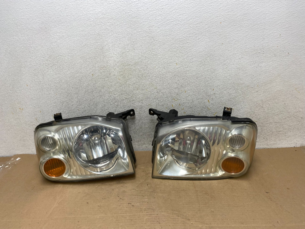 2001 to 2004 Nissan Frontier Left+Right Halogen Headlights AH9394 DW0