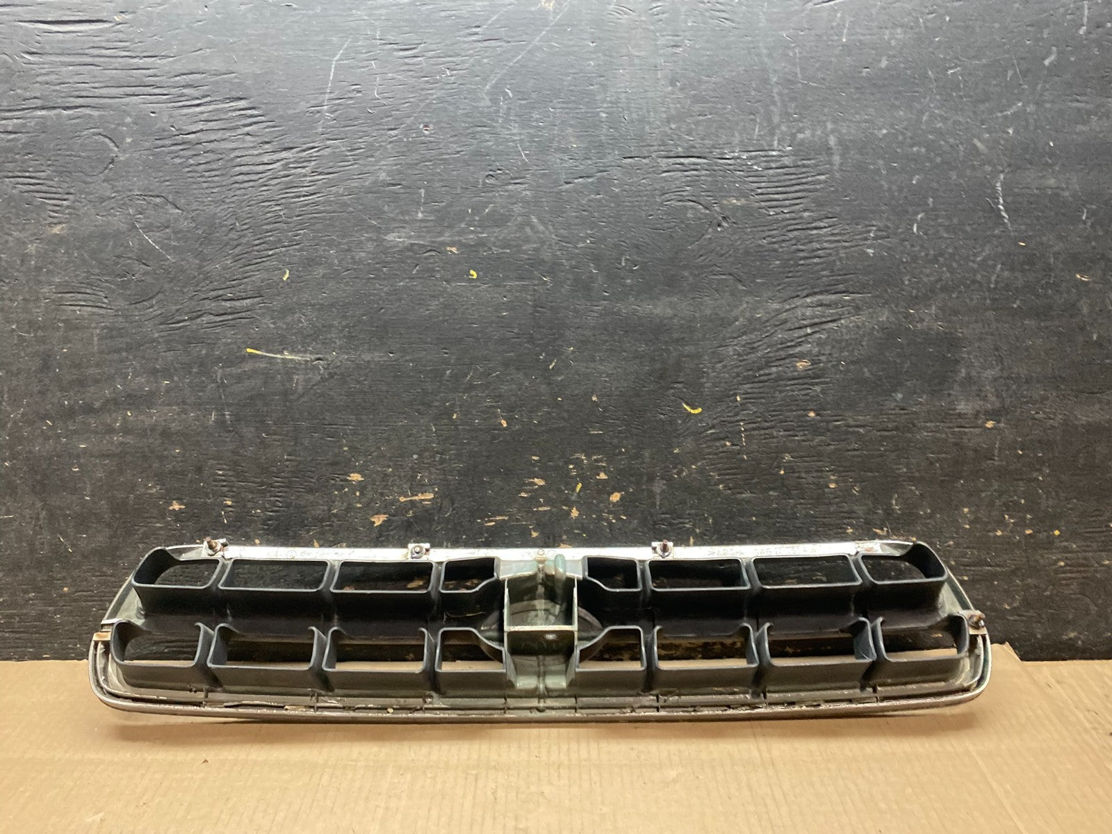 2000 to 2002 Subaru Legacy Outback Grill Grille OEM X7640 DG5