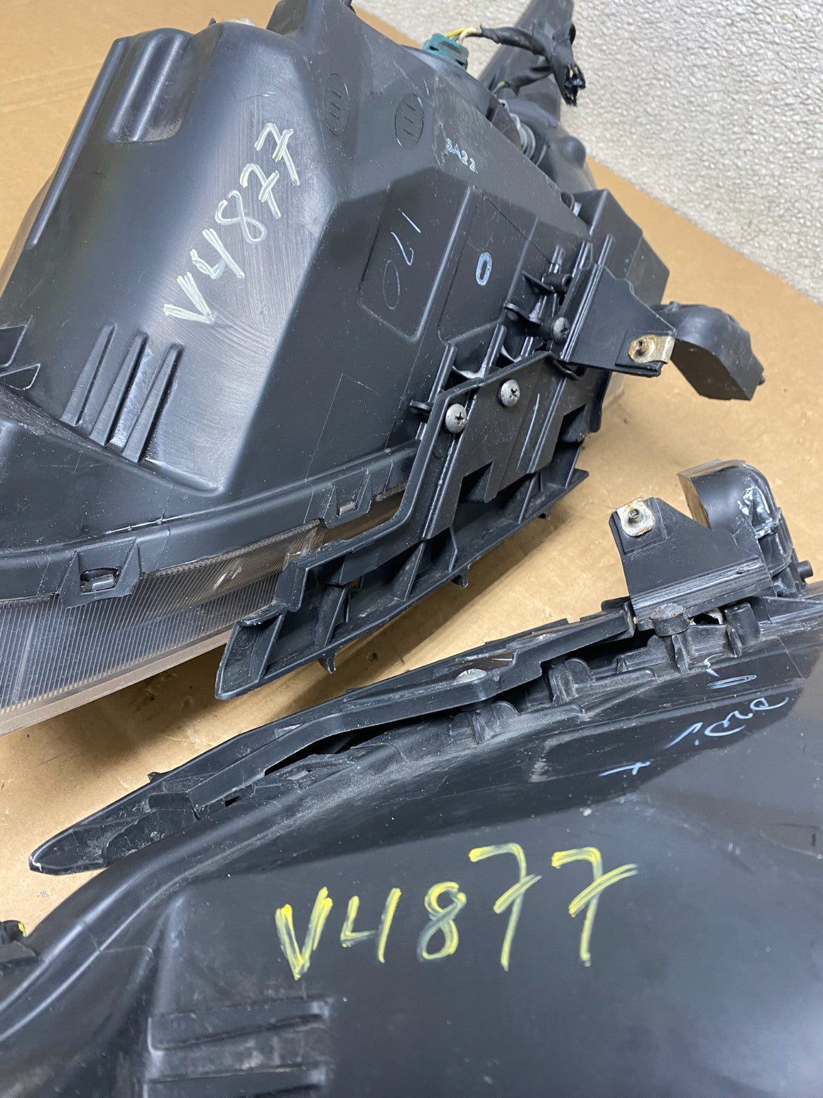 2011 to 2015 Chevrolet Cruze Halogen Left+Right Set Headlights V4877 DW15