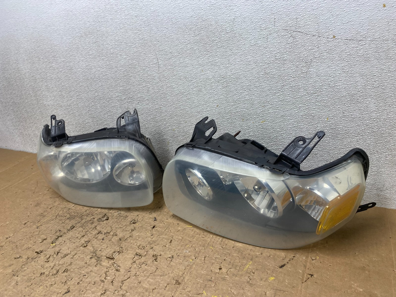 2005 to 2007 Ford Escape Headlights Left+Right Side Set Halogen V8443 DG1