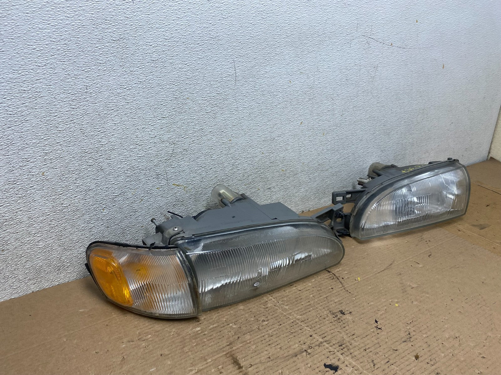 1993 to 1996 Subaru Impreza Wagon Left+Right Set Side Halogen Headlight R0387 DG2