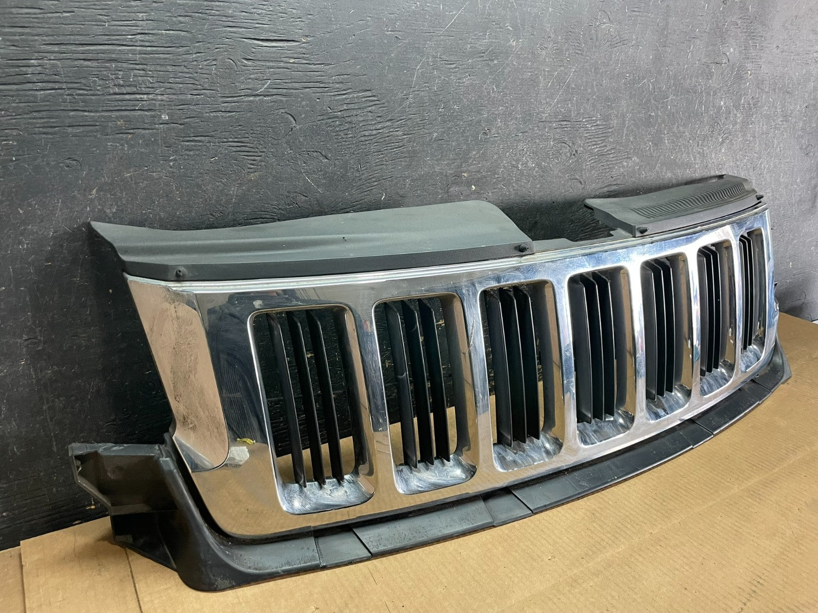 2011 to 2013 Jeep Grand Cherokee Front Upper Grill Grille OEM AA9068 DG2
