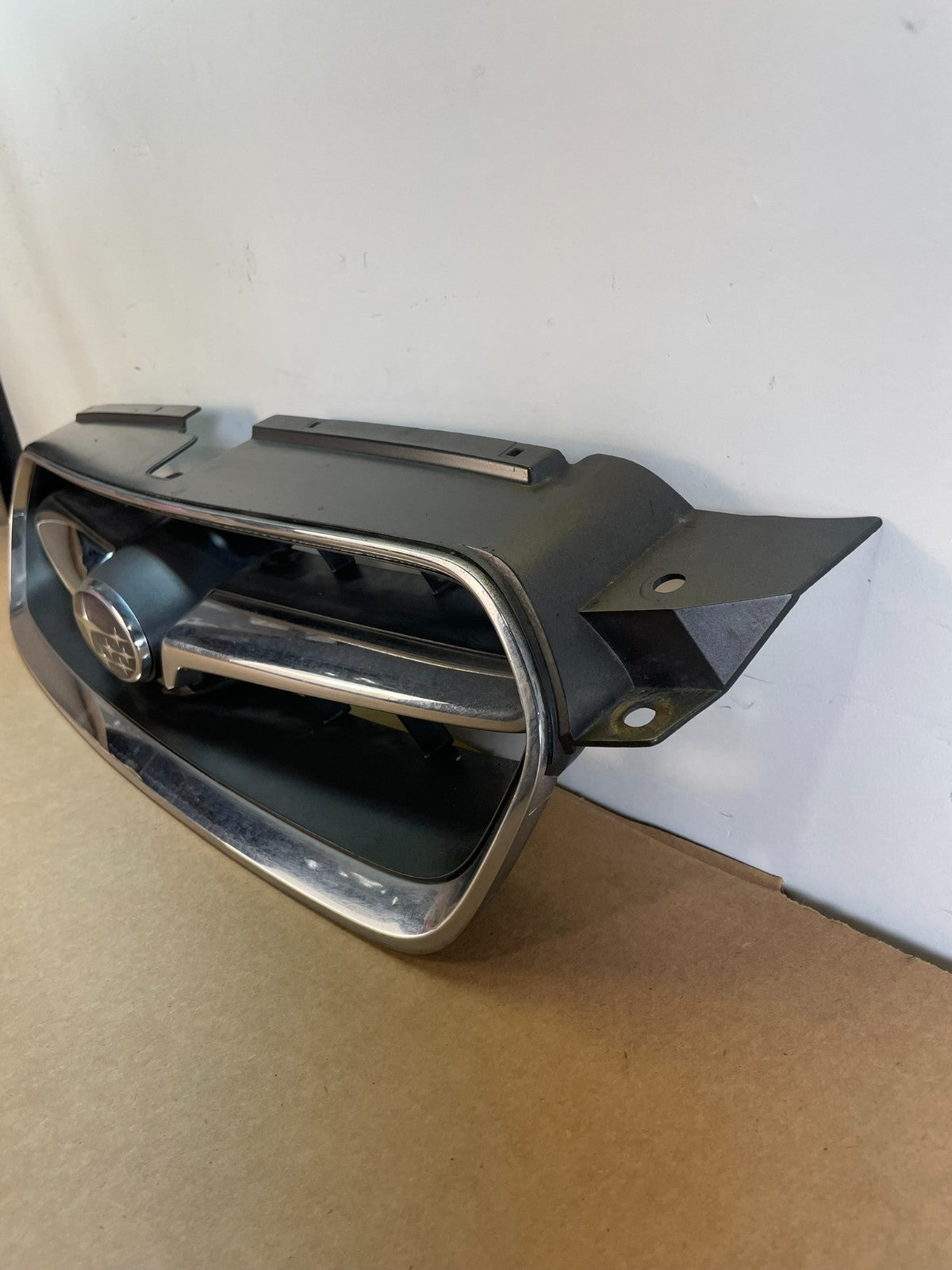 2004 to 2007 Subaru Legacy Front Upper Grille Grill AF8528 DG1
