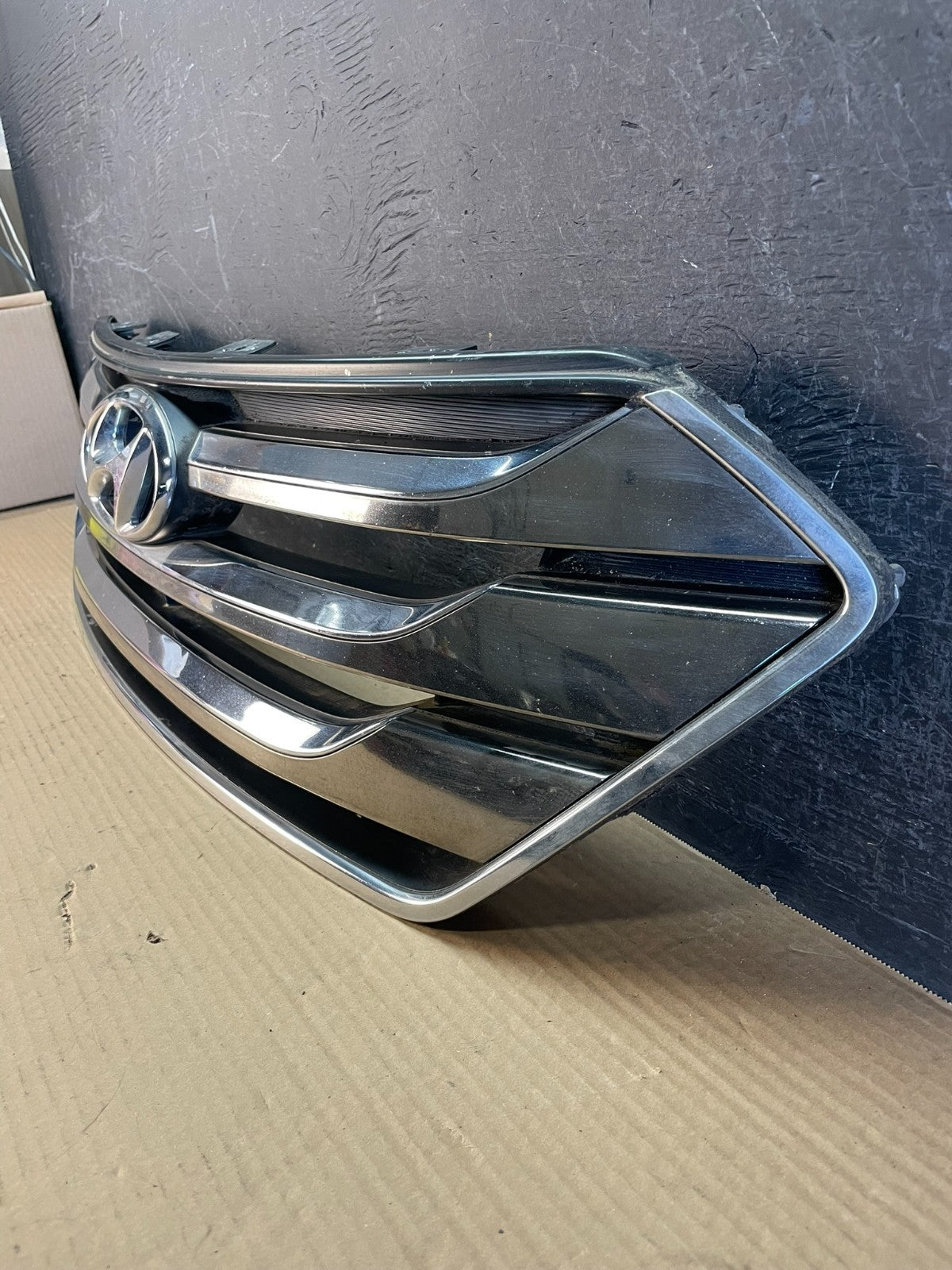 2013 to 2016 Hyundai Santa Fe Front Upper Grill Grille AF3473 DW1