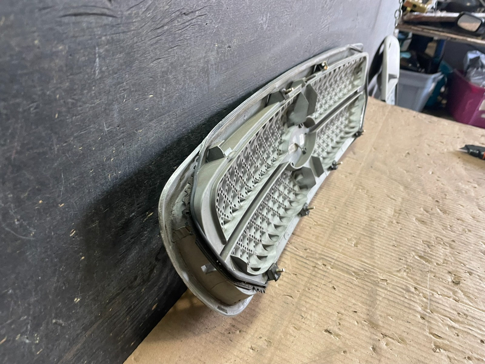 2004 to 2005 Kia Sedona Front Upper Grill Grille OEM r5396 DG8