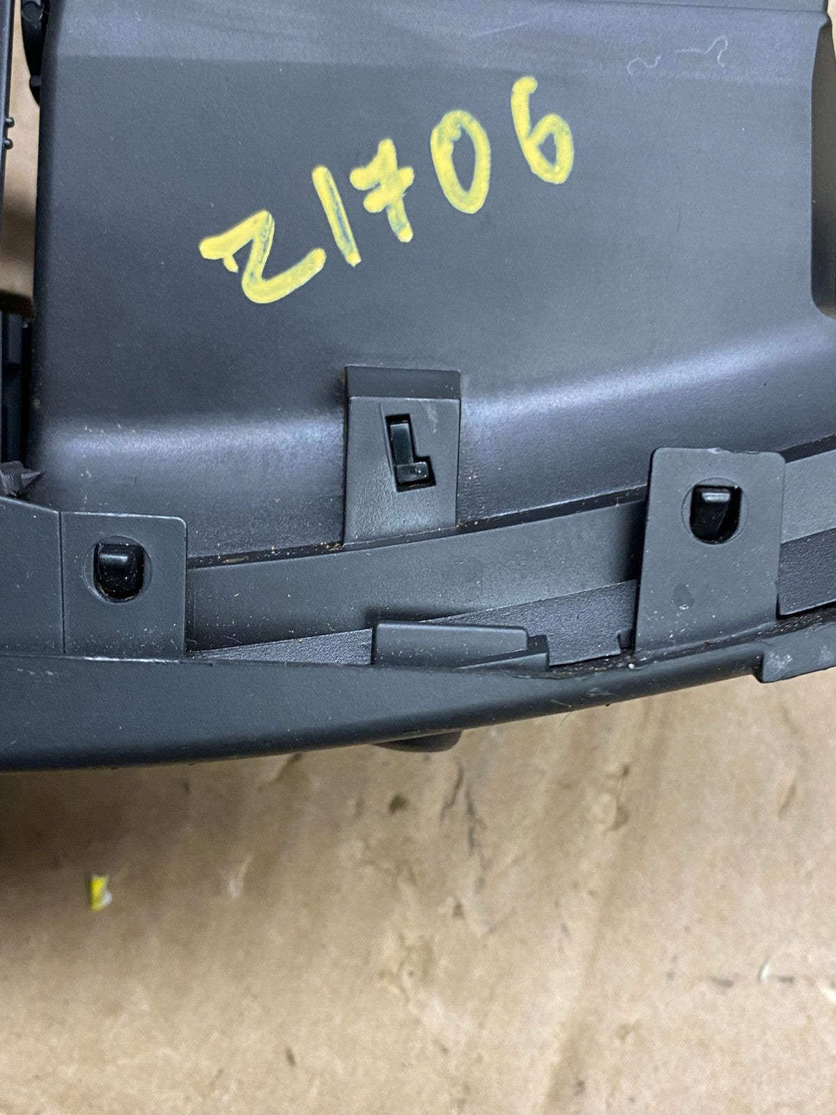 2004 to 2009 Cadillac SRX Front Center Dash A/C Air Vent Z1706 DG6