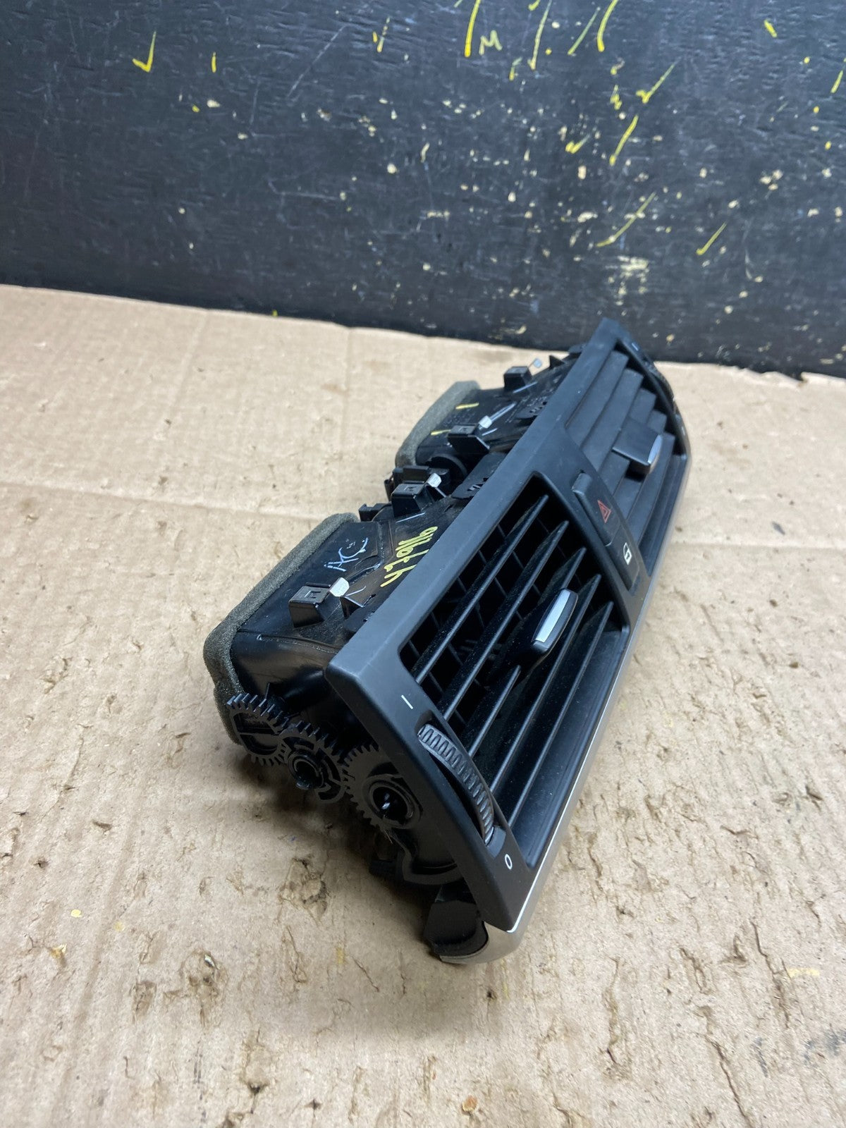 2007 to 2013 BMW X5 X6 Center Console Dash Air Vent OEM Y7916 DG1