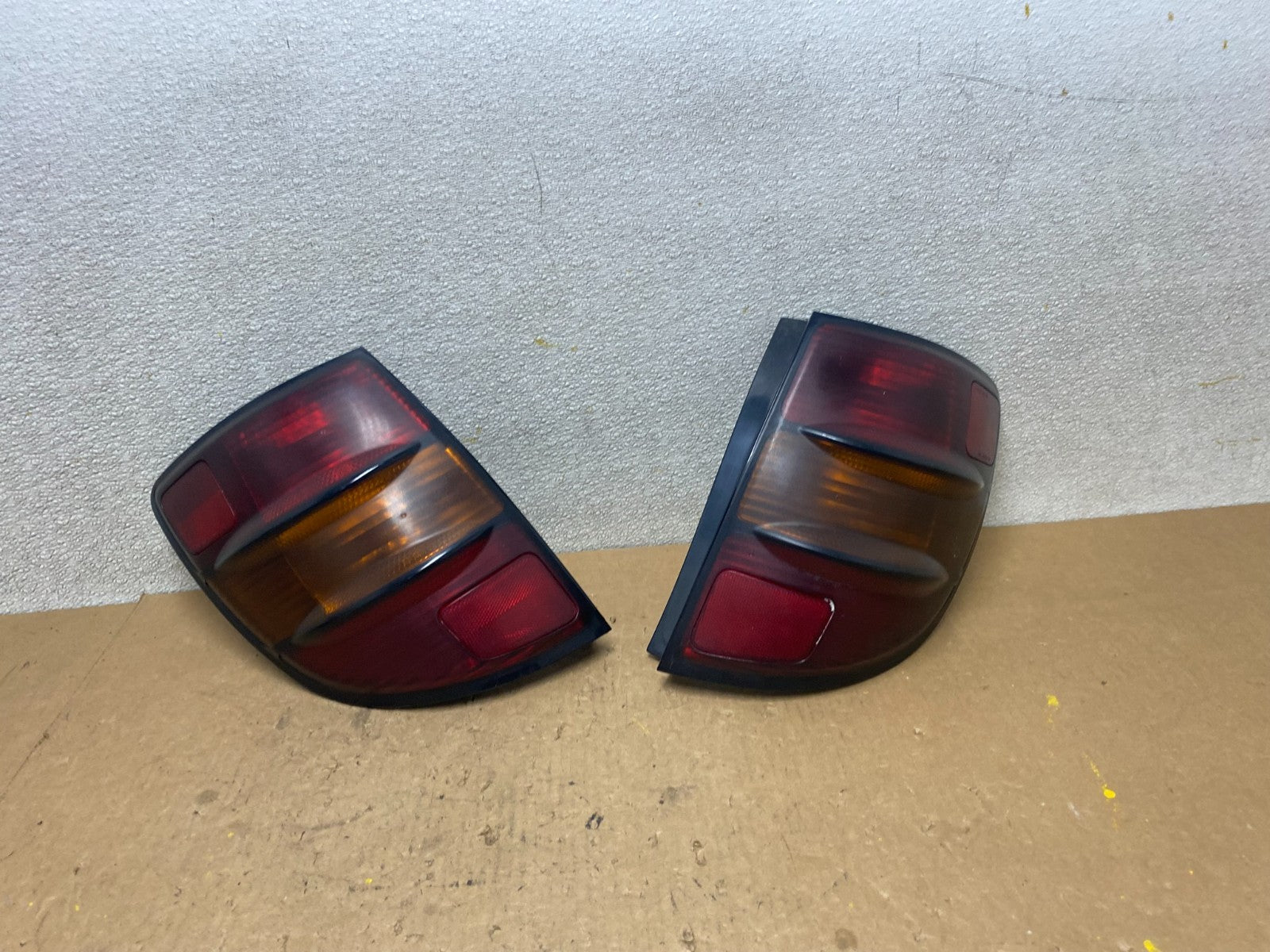 2003 - 2008 Pontiac Vibe Left+Right Side Tail Lights OEM Z7911 DW0