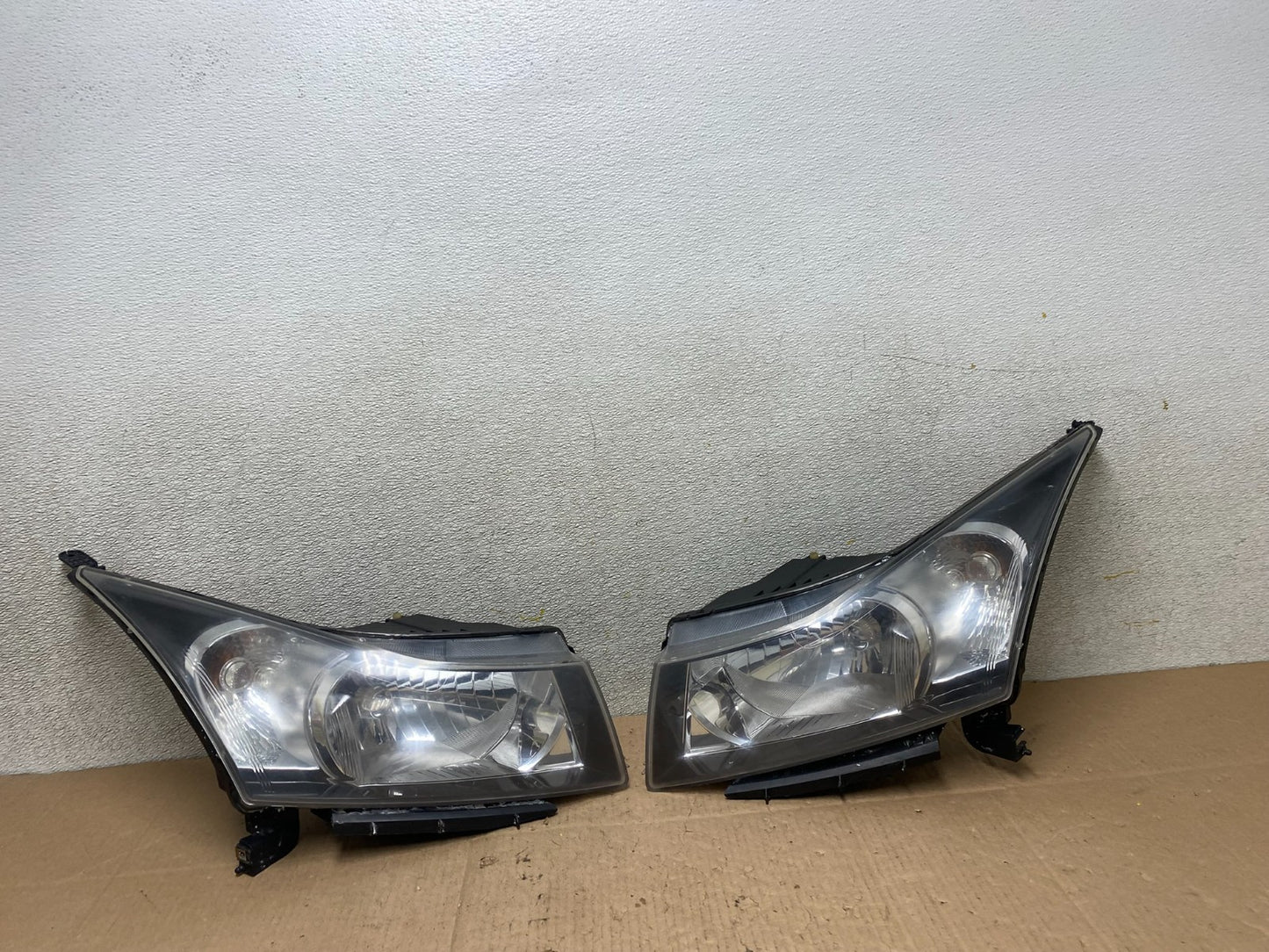 2011 to 2015 Chevrolet Cruze Halogen Left+Right Set Headlights W0839 DW0