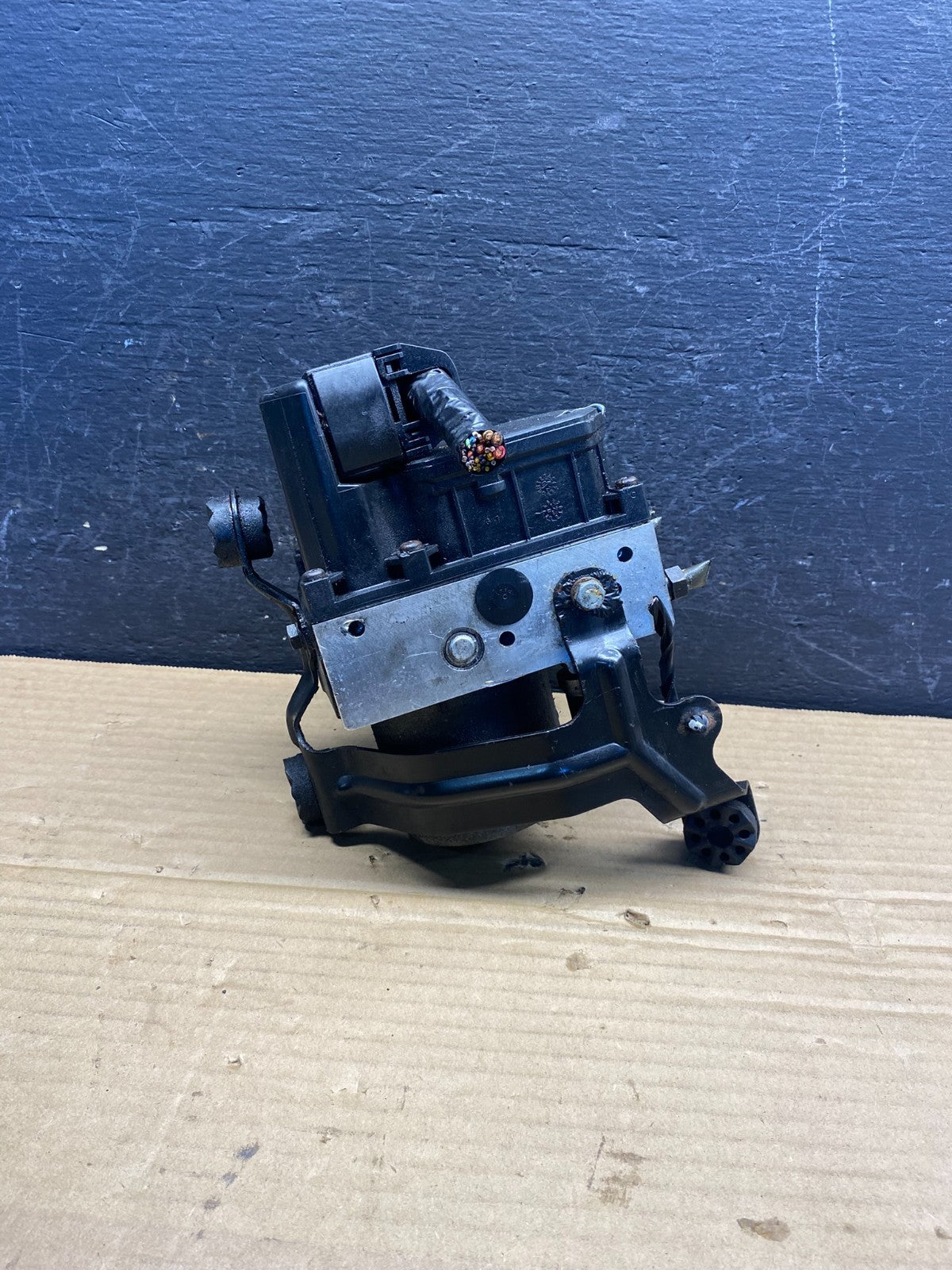 2002 to 2003 BMW X5 ABS Anti-Lock Brake Pump Module AE6215 DW4
