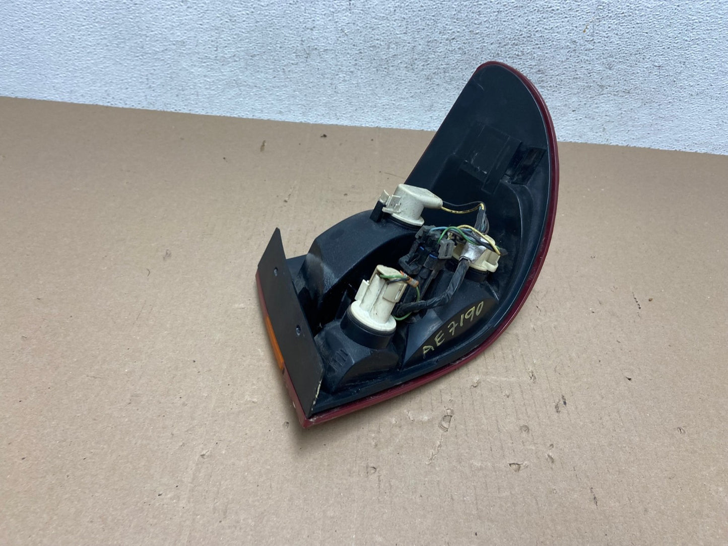 2000-2002 Saturn SL S-Series Left Driver LH Side Tail Light AE7190 LK4
