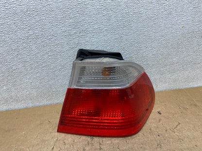 2002 - 2005 BMW 3 E46 Series Right Passenger Tail Light V8583 DW0