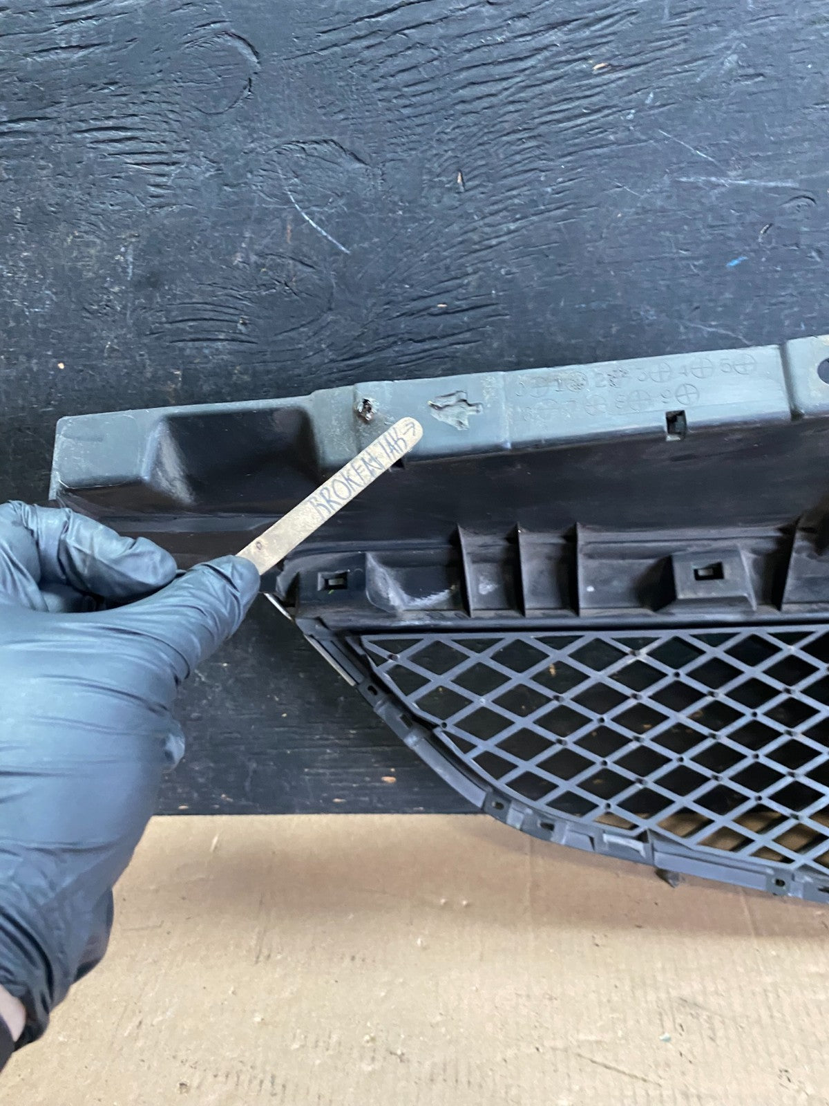 2002 2003 Mazda MPV Front Upper Grille Grill Oem P5955  DG10