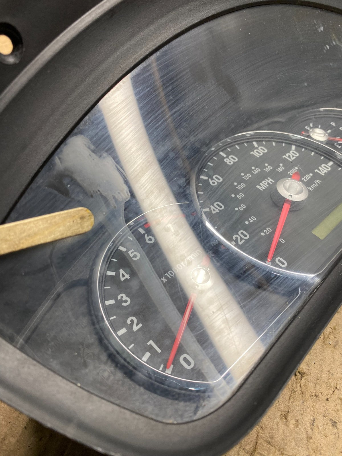 2008 - 2011 Mitsubishi Endeavor Speedometer Cluster Gauge 8100a982 R6180 DG1