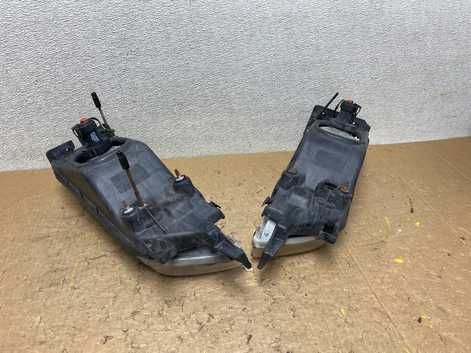 1997 to 1999 Nissan Maxima Left+Right Headlights Halogen OEM V8018 DW3